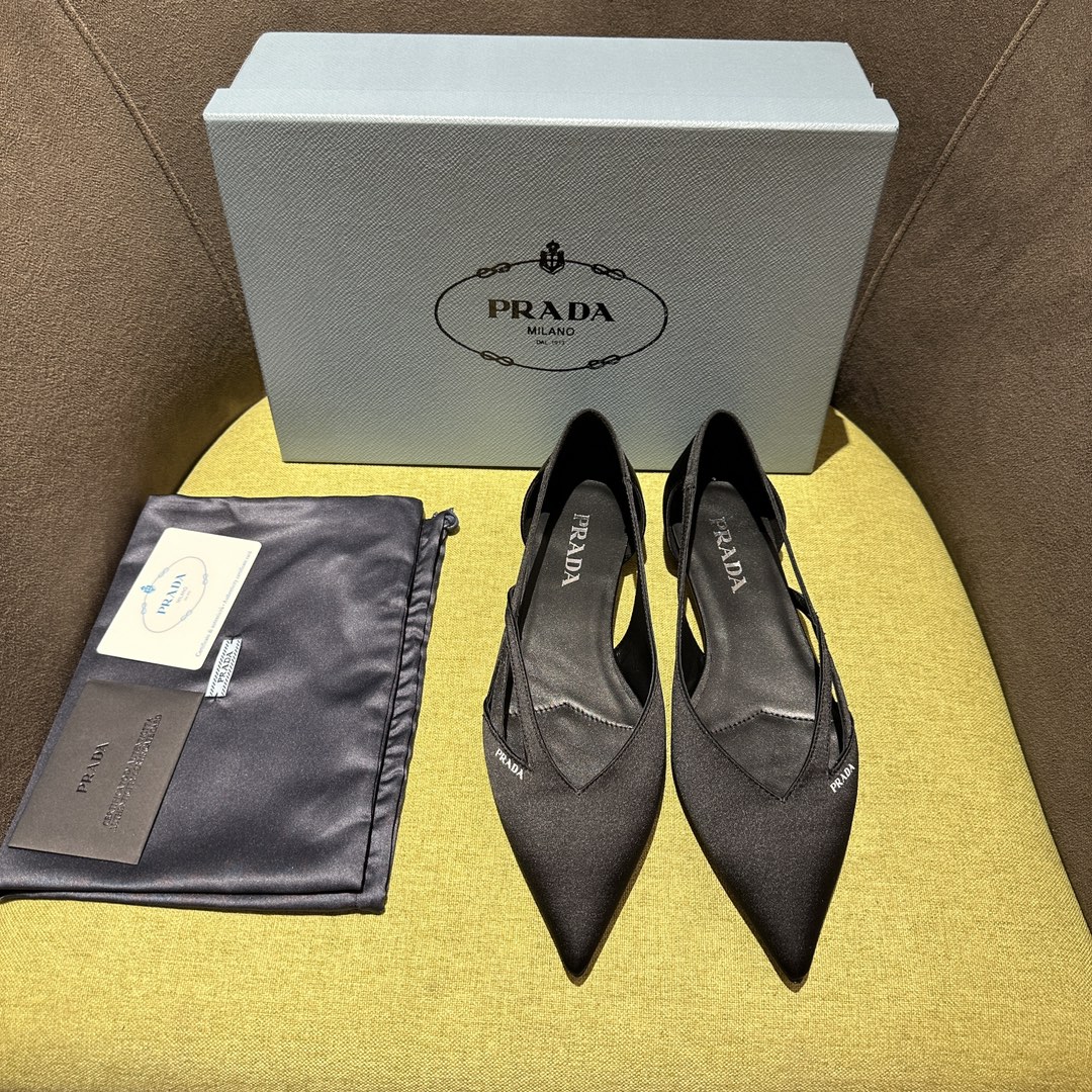 NO:173666,Prada FW24 catwalk style This satin heel combines the elegant style of the past with contemporary classic elements, reinterpreting the 1950s silhouette with tapered lines and modernist details. The silk screen printed logo with glossy leather covered heel, perfectly blending with silk!  High heels 5.5 cm, flat sole 1 cm. Interpret the classics in a new and fashionable language. Recommended by major bloggers of Xiaohongshu, developed 1-1 to show the charm of classics. Injection-molded leather sole, imported mixed-bred sheep lining. Size 35-42 (40-42 custom made without return or exchange), single shoes, prada, prada, high heels, real silk, Leather soles19860909Prada普拉达 FW24走秀款 这款缎面高跟鞋融合昔日优雅风格与当代经典元素,以锥形线条与现代主义细节重新演绎1950年代廓形. 丝网印花徽标 亮面皮革包覆鞋跟,与真丝完美融合！高跟5.5公分,平底1公分.以全新时尚语言诠释经典. 小红书各大博主推荐,1-1开发 彰显经典魅力. 注塑真皮大底,进口混种羊内里. 码数35一42（40-42定做不退换）,单鞋,prada,prada,high heels,real silk,Leather soles,Women's Shoes