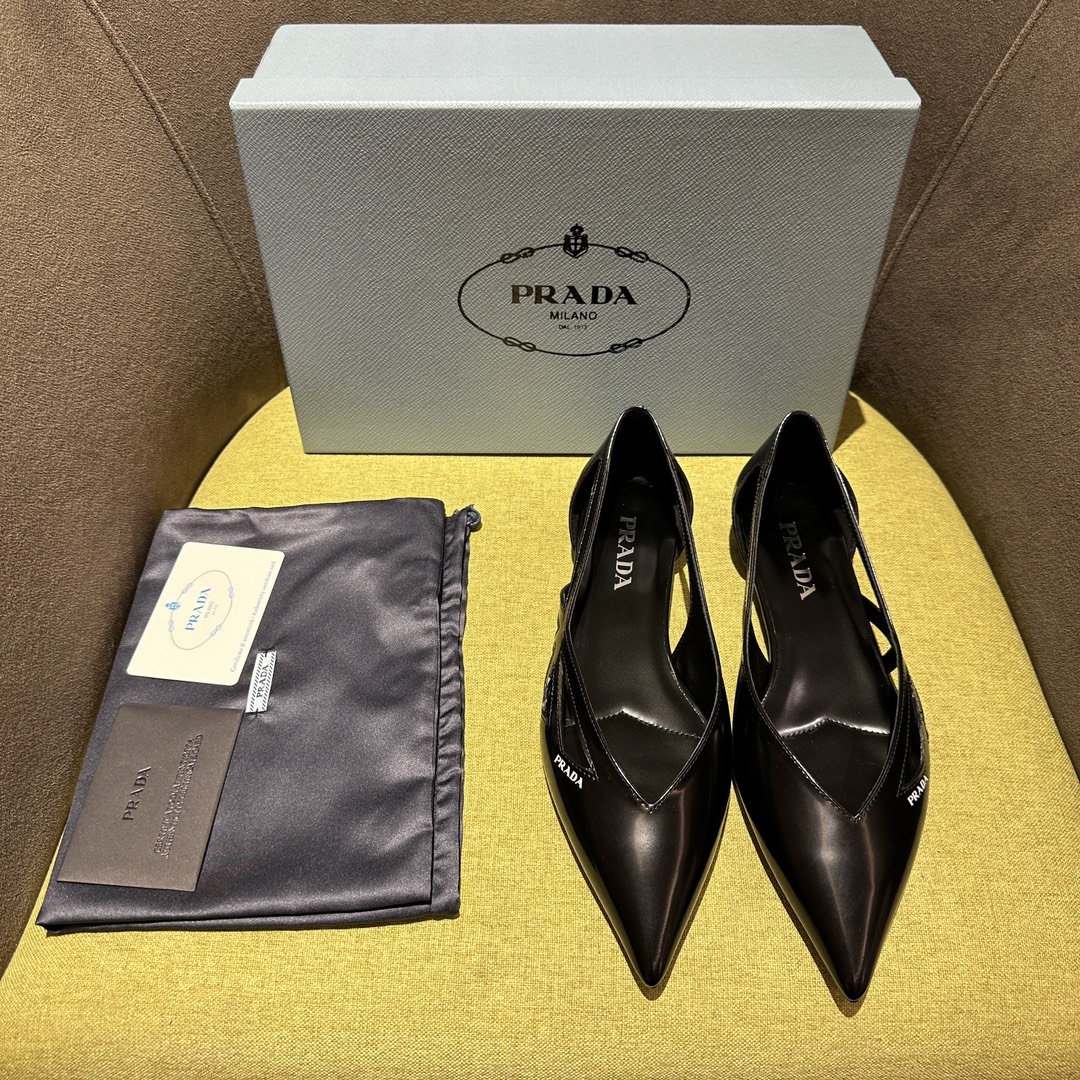 NO:173644,Prada FW24 catwalk style This satin heel combines the elegant style of the past with contemporary classic elements, reinterpreting the 1950s silhouette with tapered lines and modernist details. The silk screen printed logo is glossy leather covered heel, perfectly blending with silk!  High heels 5.5 cm, flat sole 1 cm. Interpret the classics in a new and fashionable language. Recommended by major bloggers of Xiaohongshu, developed 1-1 to show the charm of classics. Injection-molded leather sole, imported mixed-bred sheep lining. Size 35-42 (40-42 custom made without return or exchange), single shoes, prada, prada, high heels, real silk, Leather soles19860909Prada普拉达 FW24走秀款 这款缎面高跟鞋融合昔日优雅风格与当代经典元素,以锥形线条与现代主义细节重新演绎1950年代廓形. 丝网印花徽标 亮面皮革包覆鞋跟,与真丝完美融合！高跟5.5公分,平底1公分.以全新时尚语言诠释经典. 小红书各大博主推荐,1-1开发 彰显经典魅力. 注塑真皮大底,进口混种羊内里. 码数35一42（40-42定做不退换）,单鞋,prada,prada,high heels,real silk,Leather soles,Women's Shoes