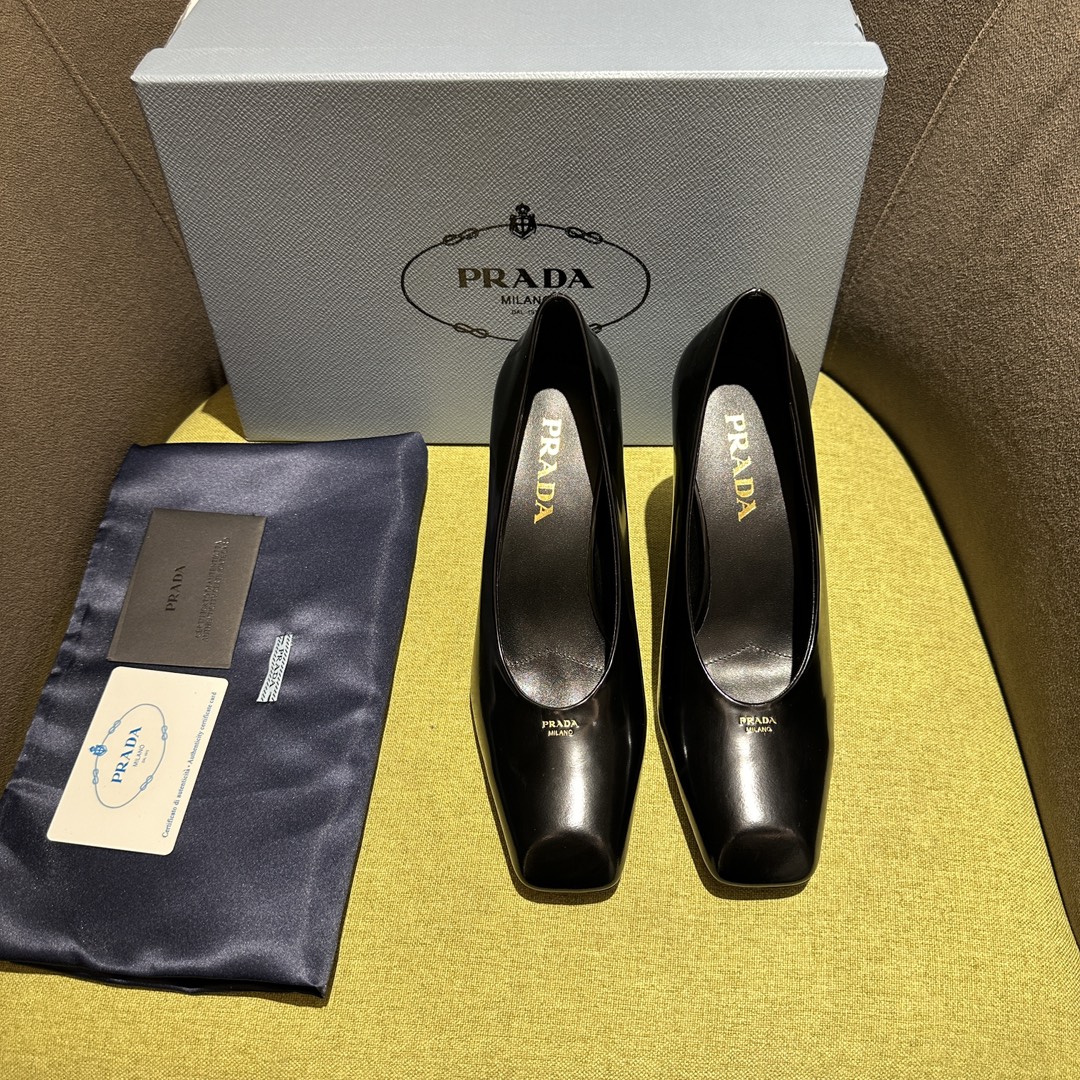 NO:173650,Prada 25ss early spring new style, recommended by major bloggers of Xiaohongshu, 1-1 development to show classic charm. Injection molded leather outsole, imported mixed breed sheep lining. This high heel is elegantly used, cleverly blending the simple shape with the exquisite style of lacquered leather. The silk screen printed letter logo enhances the style of modern design. Leather and rubber sole, decorated with metal letter logo, leather covered heel, 85 mm high, size 35-42 (40-42 custom made without return and exchange), single shoes, prada, prada, high heels, Leather soles19860909Prada普拉达 25ss早春新款 小红书各大博主推荐,1-1开发 彰显经典魅力. 注塑真皮大底,进口混种羊内里. 这款高跟鞋使用优雅,将简约的造型与漆面皮革的精致风范巧妙融合.丝网印花字母徽标提升摩登设计的格调. 皮革与橡胶鞋底,饰有金属字母徽标 皮革包覆鞋跟,高85毫米 码数35一42（40-42定做不退换）,单鞋,prada,prada,high heels,Leather soles,Women's Shoes