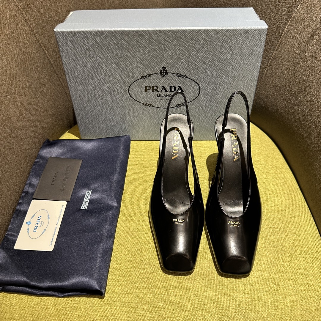 NO:173653,Prada 25ss early spring new style, recommended by major bloggers of Xiaohongshu, 1-1 development to show classic charm. Injection molded leather outsole, imported mixed breed sheep lining. This high heel is elegantly used, cleverly blending the simple shape with the exquisite style of lacquered leather. The silk screen printed letter logo enhances the style of modern design. Leather and rubber sole, decorated with metal letter logo, leather covered heel, 85 mm high, size 35-42 (40-42 custom made without return and exchange), single shoes, prada, prada, high heels, Leather soles19860909Prada普拉达 25ss早春新款 小红书各大博主推荐,1-1开发 彰显经典魅力. 注塑真皮大底,进口混种羊内里. 这款高跟鞋使用优雅,将简约的造型与漆面皮革的精致风范巧妙融合.丝网印花字母徽标提升摩登设计的格调. 皮革与橡胶鞋底,饰有金属字母徽标 皮革包覆鞋跟,高85毫米 码数35一42（40-42定做不退换）,单鞋,prada,prada,high heels,Leather soles,Women's Shoes