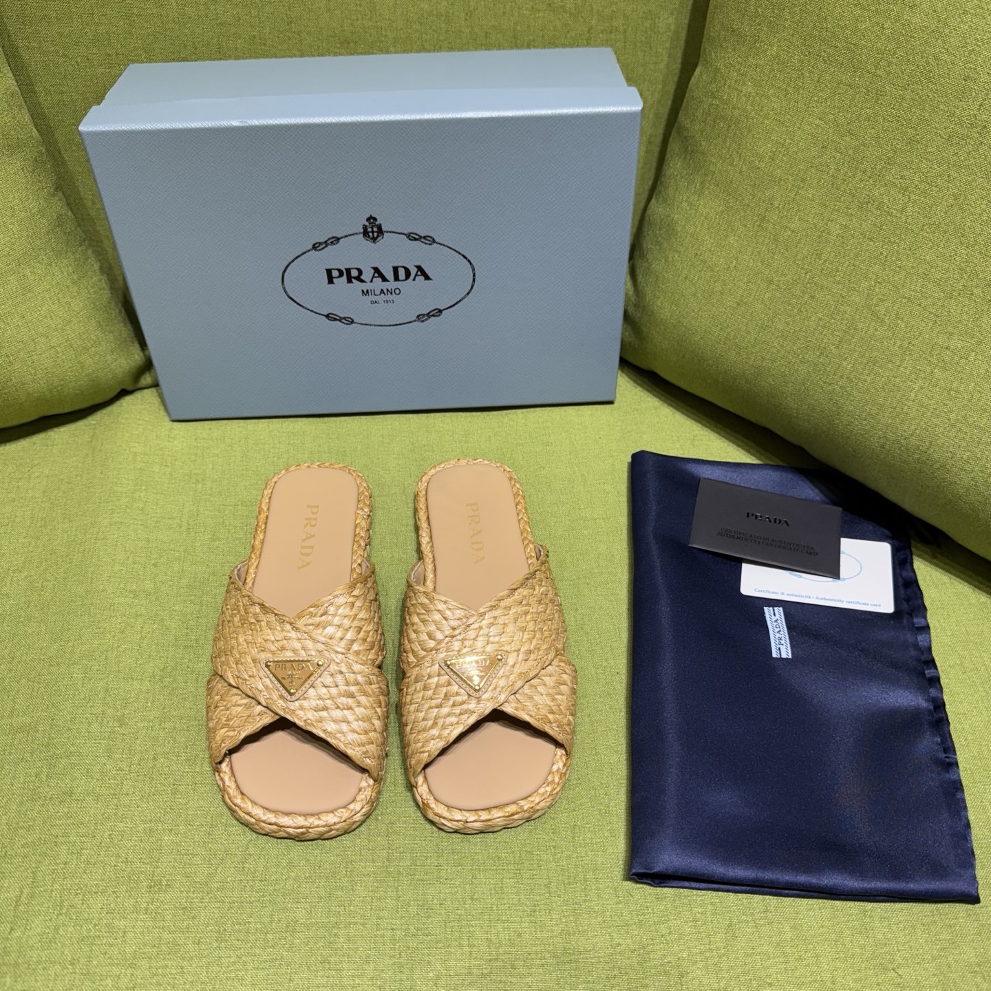 NO:404247,55ss Spring and Summer New Prada Prada Beautiful Rafi Slippers Triangle Retro straw slippers Sandals, exquisite weaving defines these stylish design Rafia slideshows, this slipper is full of summer!  Very versatile, must-have for summer!  Upper Lafite, inner foot pad sheepskin, original rubber non-slip sole, size 35-42 (40.41.42 custom made without return), slippers, prada, prada, sandals, slippers, espadrilles, sheepskin1986090955ss春夏新款Prada普拉达绝美拉菲草鞋三角标复古草编拖鞋凉鞋,精致的编织定义了这些具有时尚设计的拉菲亚幻灯片,这款拖鞋充满夏日气息！非常百搭,夏天必入款！ 鞋面拉菲草 内里垫脚羊皮 鞋底底原版橡胶防滑大底 码数35-42（40.41.42定做不退换）,拖鞋,prada,prada,sandals,slippers,espadrilles,sheepskin,Women's Shoes