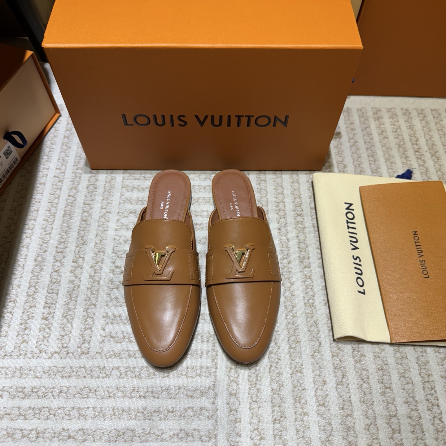 NO:647349,LV old-money style Mare Flex loafers reinterpret the LV Mare loafers with a light and flexible sole. The cowhide upper is decorated with LV letters partially covered with leather, recalling the lock design of the Capucines handbag. The easy-to-take-on slip-on construction adds a casual and trendy style. Fabric ~ Original color contrast Smooth cowhide Lining ~ Imported mixed sheep Italian leather outsole Leather covered with logo buckle  Size 36-42 (40-42) Customized single shoes slippers, loafers and half slippers, louis vuitton, loafers, slippers, cowhide, Leather soles19860909LV老钱风 Mare Flex 乐福鞋以轻盈柔韧的鞋底重绎 LV Mare 乐福鞋.牛皮鞋面点缀局部包覆皮革的 LV 字母装饰,回溯 Capucines 手袋的锁扣设计.易于穿脱的便鞋构型增添休闲潮流格调. 面料~原版对色 光面牛皮 内里~进口混种羊 意大利真皮大底 皮面包覆logo饰扣 码数36-42(40-42)定做 单鞋拖鞋,乐福鞋半拖,louis vuitton,loafers,slippers,cowhide,Leather soles,Women's Shoes