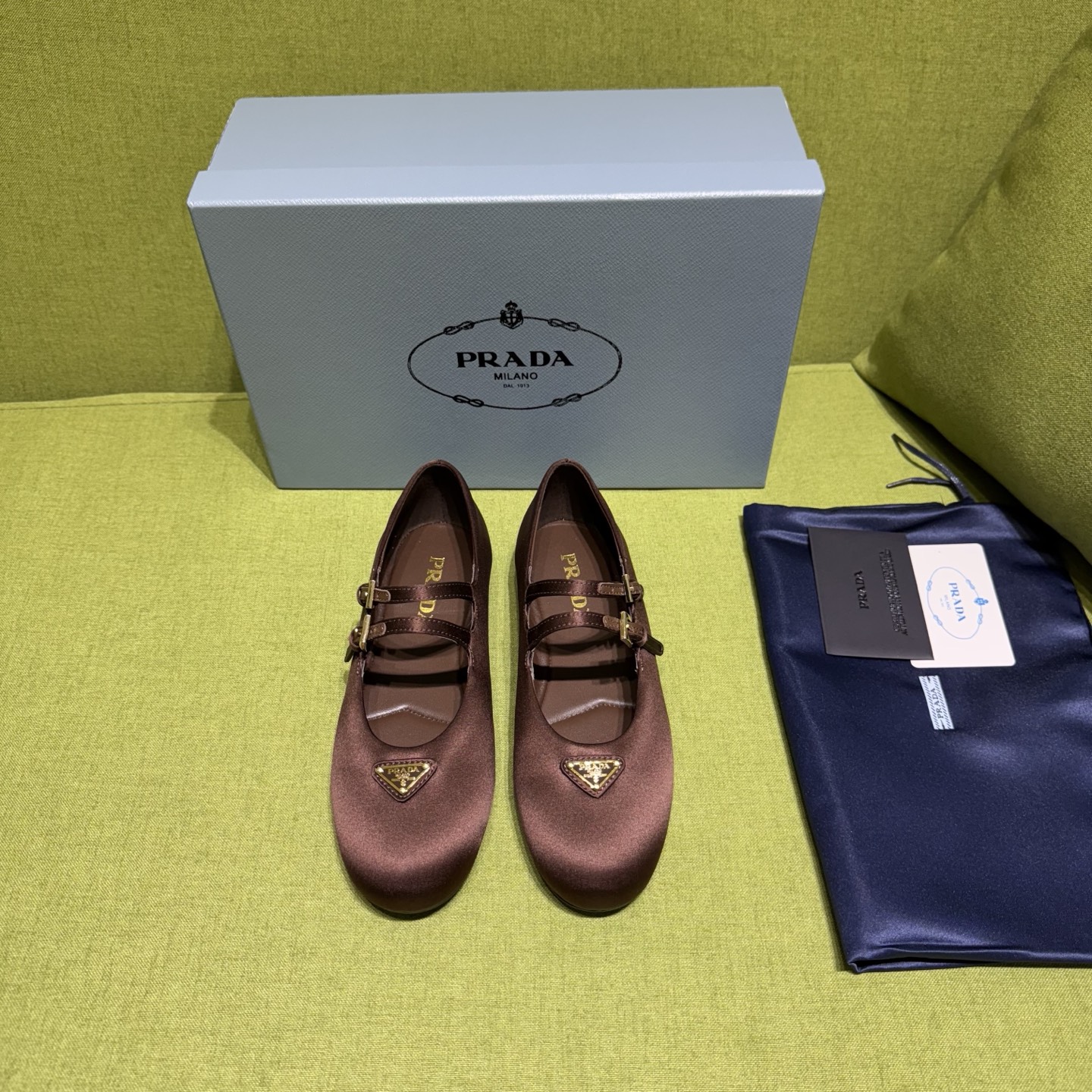 NO:613828,New color Prada 25ss new autumn and winter style recommended by major bloggers in Xiaohongshu, developed 1-1 to highlight classic charm. Original TPU outsole, imported mixed-breed sheep lining. Ballet flats adopt an elegant tapered outline with lace-up design, decorated with the iconic enameled triangular metal logo. Size 35-42 (40-42 custom-made, non-refundable), single shoes, prada, prada, flats19860909新色 Prada普拉达 25ss秋冬新款 小红书各大博主推荐,1-1开发 彰显经典魅力. 原版tpu大底,进口混种羊内里. 芭蕾平底鞋采用优雅的锥形轮廓搭配系带设计,饰以标志性的涂珐琅三角形金属徽标 码数35一42（40-42定做不退换）,单鞋,prada,prada,flats,Women's Shoes