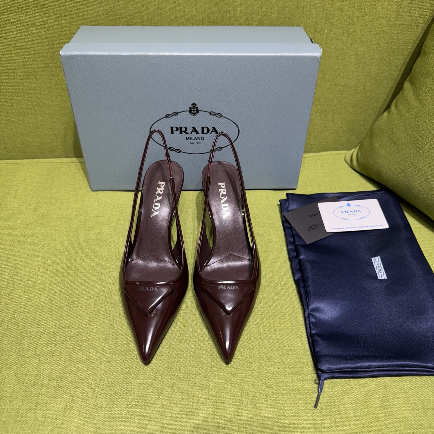 NO:646541,New color Prada/Prada 2025ss new autumn and winter products Saffiano patent leather sling high heels are making their debut. Recommended by major bloggers in Xiaohongshu, developed by 1-1. This exquisite leather sandal combines fashionable elegance and minimalist style. Slender tapered design, with pointed toe and medium height stiletto heel, handmade triangle shoe buckle embellished with triangle logo, highlighting classic charm. Heel height 7.5cm Material Open edge beaded cowhide Sheepskin lining  Italian genuine leather soles, sizes 35 to 42 (40-42 customized, non-returnable), high heels and sandals, prada, prada, sandals, high heels, cowhide, sheepskin19860909新色Prada/普拉达2025ss秋冬新品 Saffiano漆皮吊带高跟鞋 闪亮登场 小红书各大博主推荐,1-1开发 这款精致的皮革凉鞋兼具时尚优雅格调和极简风格.修长锥形设计,搭配尖头和中等高度的细高跟,手工三角鞋扣点缀以三角形徽标,彰显经典魅力. 跟高 7.5cm 面料 开边珠牛皮 羊皮内里 意大利真皮底 码数35一42（40-42定做不退换）,高跟鞋凉鞋,prada,prada,sandals,high heels,cowhide,sheepskin,Women's Shoes