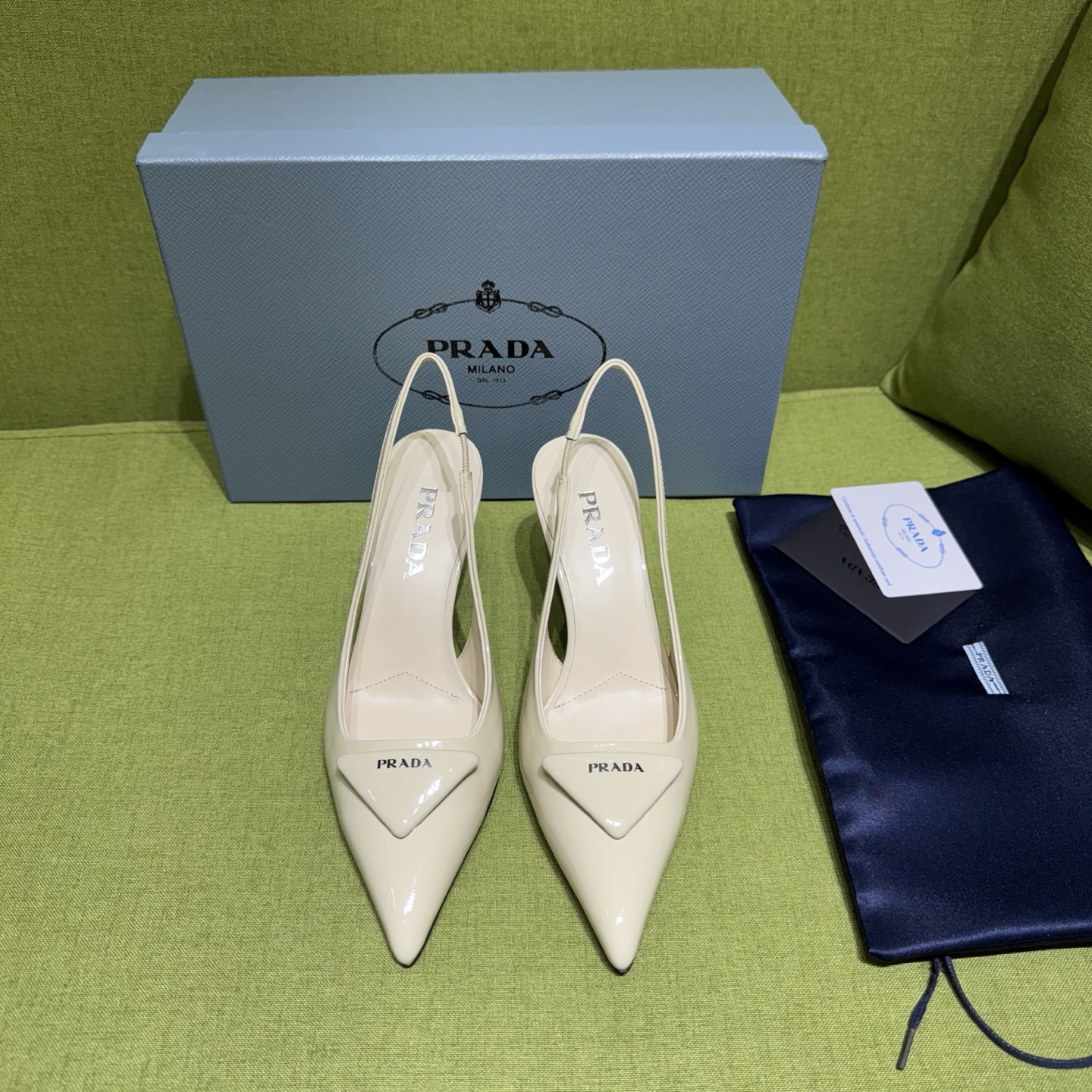 NO:668865,Prada/Prada 2025ss new autumn and winter product Saffiano patent leather sling high heels make their debut. Recommended by major bloggers in Xiaohongshu, developed by 1-1. This exquisite leather sandal combines fashionable elegance and minimalist style. Slender tapered design, with pointed toe and medium height stiletto heel, handmade triangle shoe buckle embellished with triangular logo, highlighting classic charm. Heel height: 5.5cm/7.5cm Fabric patent leather Sheepskin lining/Italian leather sole  Size 35-42 (40-42 customized, non-refundable), high heels and sandals, prada, prada, sandals, high heels, sheepskin19860909Prada/普拉达2025ss秋冬新品 Saffiano漆皮吊带高跟鞋 闪亮登场 小红书各大博主推荐,1-1开发 这款精致的皮革凉鞋兼具时尚优雅格调和极简风格.修长锥形设计,搭配尖头和中等高度的细高跟,手工三角鞋扣点缀以三角形徽标,彰显经典魅力. 跟高: 5.5cm/7.5cm 面料漆皮 羊皮内里/意大利真皮底 码数35一42（40-42定做不退换）,高跟鞋凉鞋,prada,prada,sandals,high heels,sheepskin,Women's Shoes