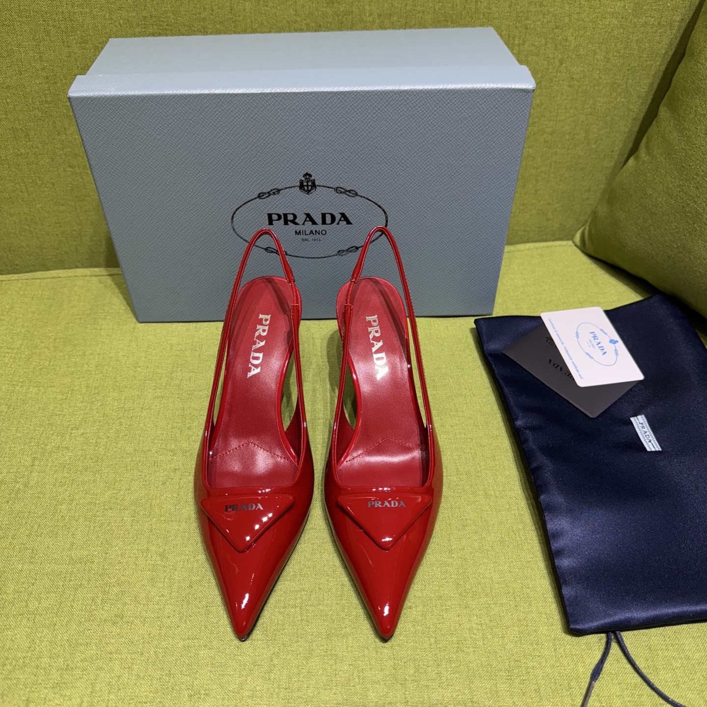 NO:668866,New color Prada/Prada 2025ss new autumn and winter products Saffiano patent leather sling high heels are making their debut. Recommended by major bloggers in Xiaohongshu, developed by 1-1. This exquisite leather sandal combines fashionable elegance and minimalist style. Slender tapered design, with pointed toe and medium height stiletto heel, handmade triangle shoe buckle embellished with triangle logo, highlighting classic charm. Heel height: 5.5cm/7.5cm fabric patent leather  Sheepskin lining/Italian genuine leather bottom, size 35-42 (40-42 customized, non-returnable), high heels and sandals, prada, prada, sandals, high heels, sheepskin19860909新色Prada/普拉达2025ss秋冬新品 Saffiano漆皮吊带高跟鞋 闪亮登场 小红书各大博主推荐,1-1开发 这款精致的皮革凉鞋兼具时尚优雅格调和极简风格.修长锥形设计,搭配尖头和中等高度的细高跟,手工三角鞋扣点缀以三角形徽标,彰显经典魅力. 跟高: 5.5cm/7.5cm 面料漆皮 羊皮内里/意大利真皮底 码数35一42（40-42定做不退换）,高跟鞋凉鞋,prada,prada,sandals,high heels,sheepskin,Women's Shoes