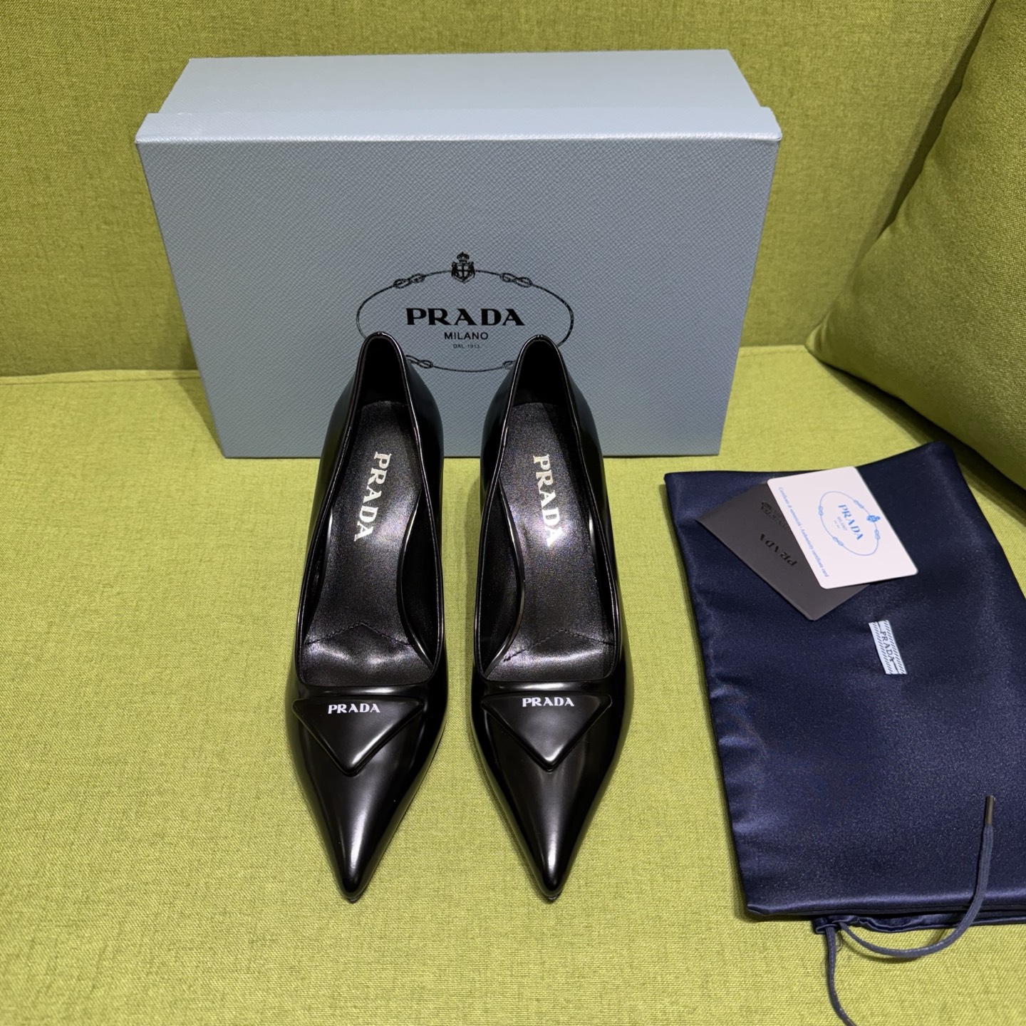 NO:668870,Prada/Prada 2025ss new autumn and winter product Saffiano high heels make their debut. Recommended by major bloggers in Xiaohongshu, developed by 1-1. This exquisite leather sandal combines fashionable elegance and minimalist style. Slender tapered design, with pointed toe and medium height stiletto heel, handmade triangle shoe buckle embellished with triangular logo, highlighting classic charm. Heel height: 7.5cm Material: open edge beaded cowhide, sheepskin lining/Italian genuine leather sole  码数35一42（40-42定做不退换）,高跟鞋凉鞋,prada,prada,sandals,high heels,cowhide,sheepskin19860909Prada/普拉达2025ss秋冬新品 Saffiano高跟鞋 闪亮登场 小红书各大博主推荐,1-1开发 这款精致的皮革凉鞋兼具时尚优雅格调和极简风格.修长锥形设计,搭配尖头和中等高度的细高跟,手工三角鞋扣点缀以三角形徽标,彰显经典魅力. 跟高:7.5cm 面料:开边珠牛皮 羊皮内里/意大利真皮底 码数35一42（40-42定做不退换）,高跟鞋凉鞋,prada,prada,sandals,high heels,cowhide,sheepskin,Women's Shoes