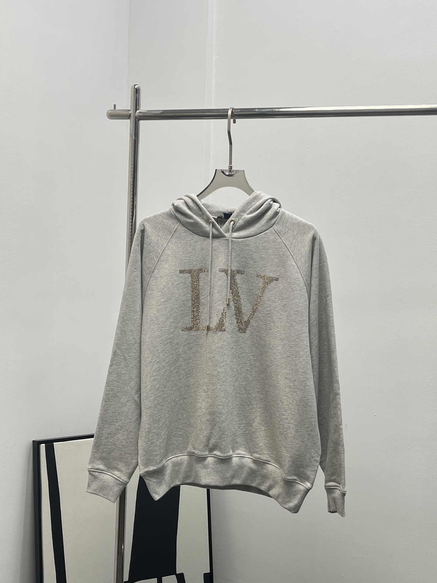 NO:439593,Louis Vuitto* 2025 New product launches hooded diamond logo hooded sweatshirts Customized YB Native cotton material Soft and skin-friendly Fashionable casual chest with gold-toned letter logos to increase styling SML, louis vuitton, hoodie, sweatshirts, hats, alexander wang19860909Louis Vuitto* 2025 新品上架连帽烫钻Logo连帽卫衣 定制YB 原生全棉材质 柔软亲肤 时髦休闲胸前饰以烫金字母徽标 增加造型感 搭配简约高级 日常休闲穿搭指南 SML,,louis vuitton,hoodie,sweatshirts,hats,alexander wang,Women's clothing