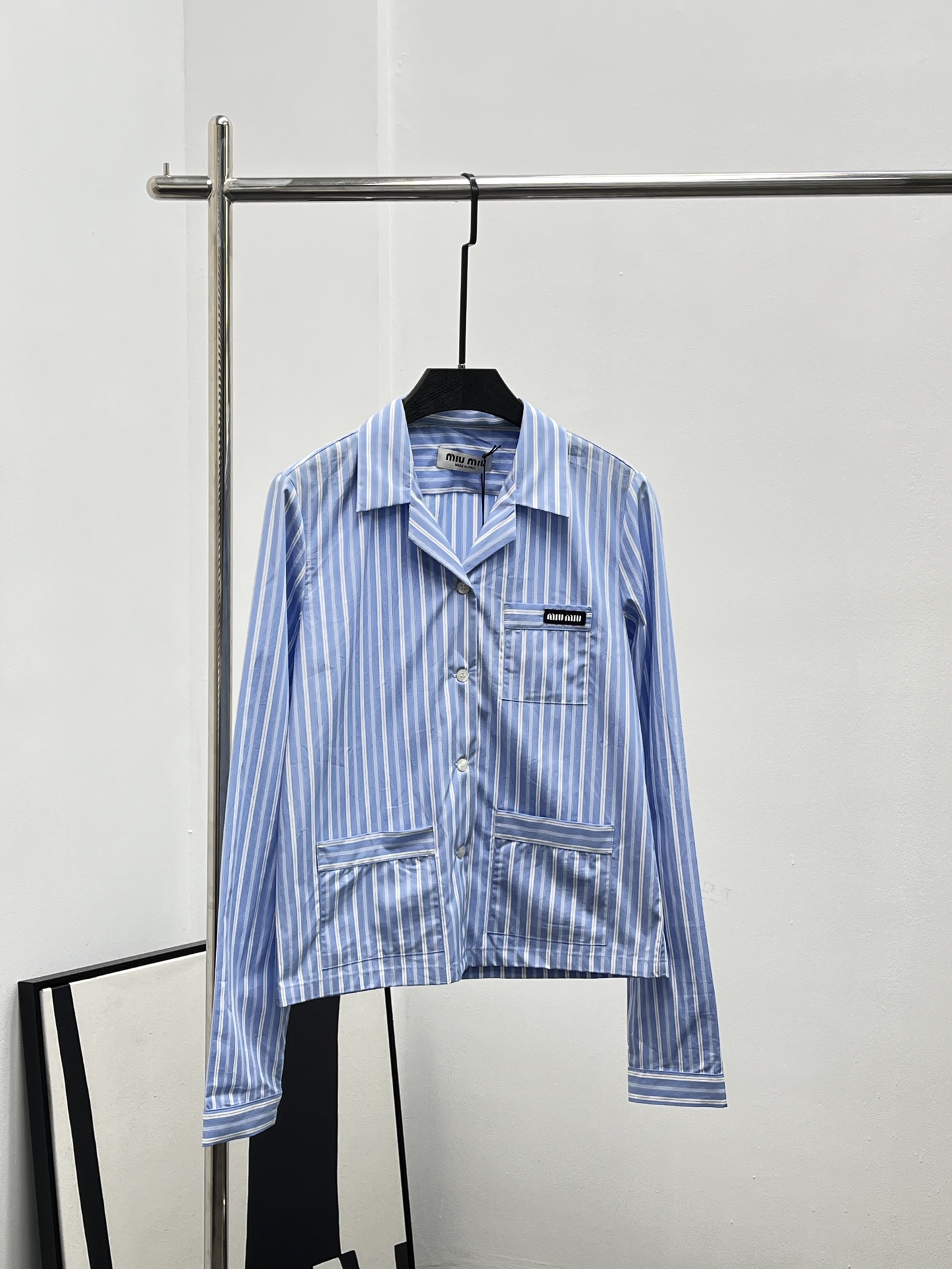 NO:453017,MIUMI* 25ss early autumn new style striped shirt custom YB twill cotton material skin-friendly and comfortable pockets with letter logo embellishment on the chest, matched with the same series elastic waist straight tube, the logo echoes more exquisite set of upper body fashionable and lazy, vacation and leisure sml, miumiu, alexander wang19860909MIUMI* 25ss早秋新款 条纹衬衣 定制YB斜纹全棉材质 亲肤舒适 口袋配合胸前字母徽标点缀 搭配同系列松紧腰直筒 徽标呼应更显精致成套上身时髦慵懒 度假休闲感十足 sml,,miumiu,alexander wang,Women's clothing