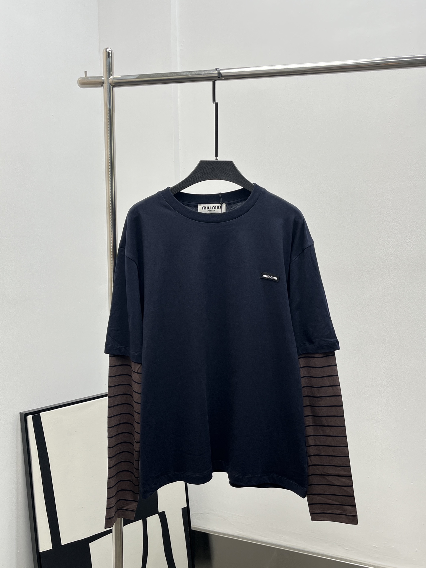 NO:453007,MIUMI* 25SS early autumn new style, college style navy blue spliced ​​striped fake two-piece long-sleeved T-shirt, a must-have fake two-piece wardrobe. A very personalized design style. A long-sleeved T-shirt that makes a great photo shoot on the street!  Full of fashionable sml, miumiu,tees,t-shirt,alexander wang19860909MIUMI* 25SS早秋新款 学院风藏蓝色拼接条纹假两件长袖T恤 衣柜必备款假两件来咯 个性十足的设计风格 出街拍照非常出片的一款长袖T！时髦感十足 sml,,miumiu,tees，t-shirt,alexander wang,Women's clothing