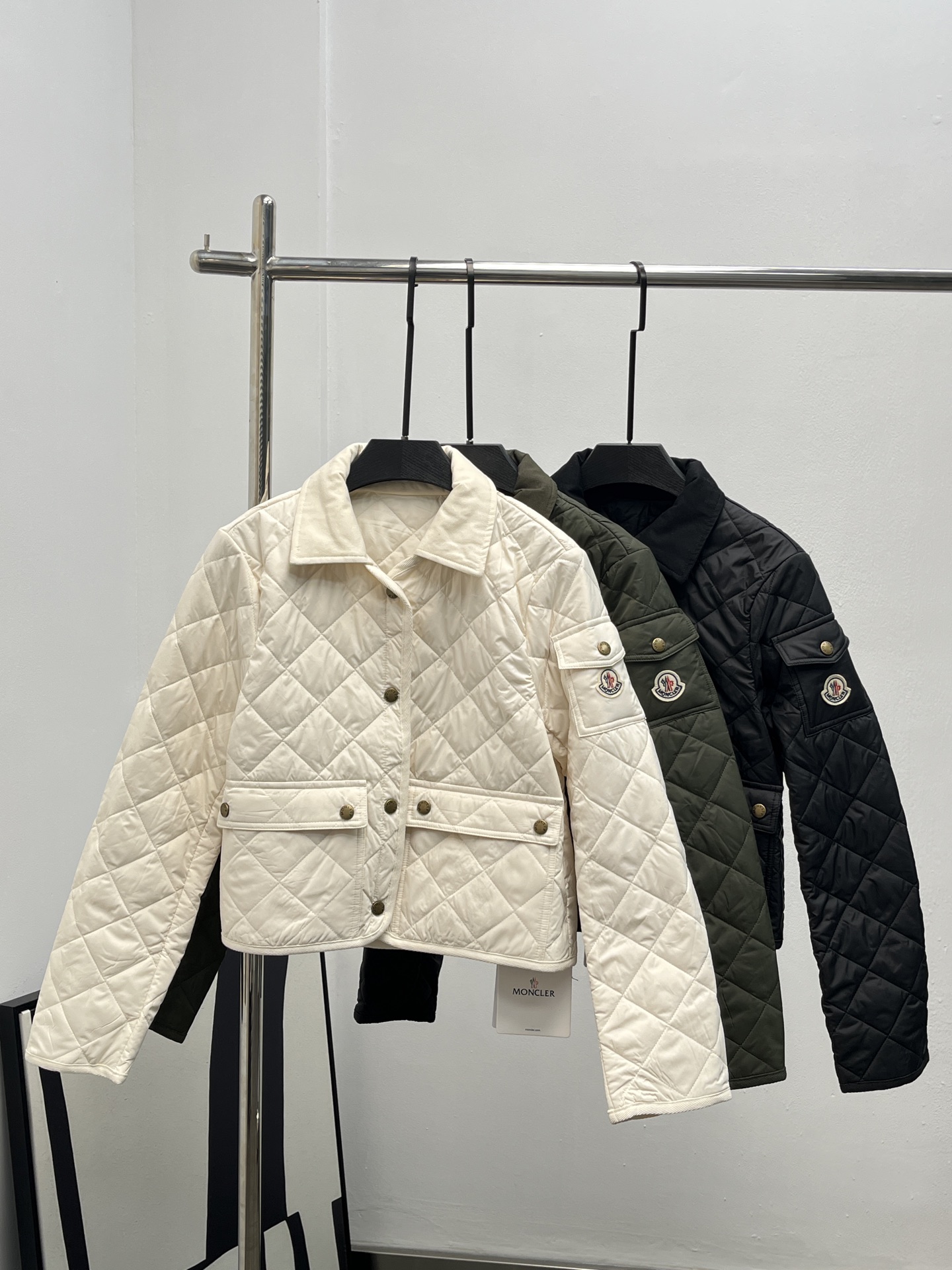 NO:453045,Moncler 25 early autumn new style diamond lapel thin cotton clothing, excellent warmth and lightness, not bloated, casual and fashionable versatile items diamond lapel worker wiring, small lapel design warmth and points to reduce age, classic style is not picky about people or body shape, thin and light style, three-color SML, alexander wang19860909Moncler 25早秋新款 菱格翻领薄棉服 保暖性极佳轻薄不臃肿 休闲时尚百搭单品 菱格车工走线 小翻领设计保暖加分减龄高级 经典版型不挑人不挑身形 薄薄的轻盈款 三色SML,,alexander wang,Women's clothing