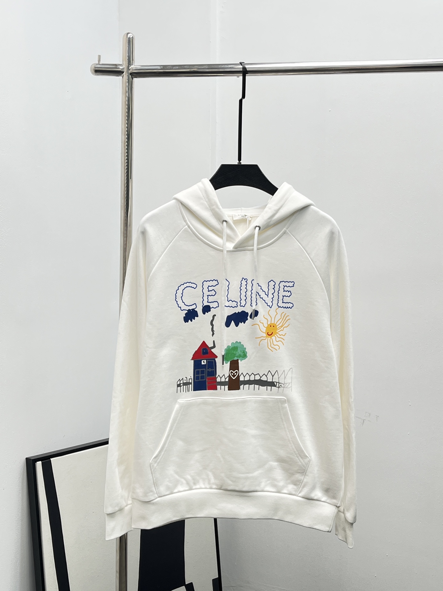 NO:453030,Celine 25 early autumn new style Heavy industry graffiti printed letter hooded sweatshirt Customized cotton material Comfortable and skin-friendly Preparatory clothing full of temperament Hooded drawstring design Customized lettering metal rope head Regular loose fit sweatshirt tailoring sml, Celine, hoodie, sweatshirts, hats, alexander wang19860909Celine 25早秋新款 重工涂鸦印花字母连帽卫衣 定制全棉材质 舒适亲肤 成衣气质感满满 连帽抽绳设计 定制刻字金属绳头 常规宽松版型卫衣剪裁 sml,,celine,hoodie,sweatshirts,hats,alexander wang,Women's clothing
