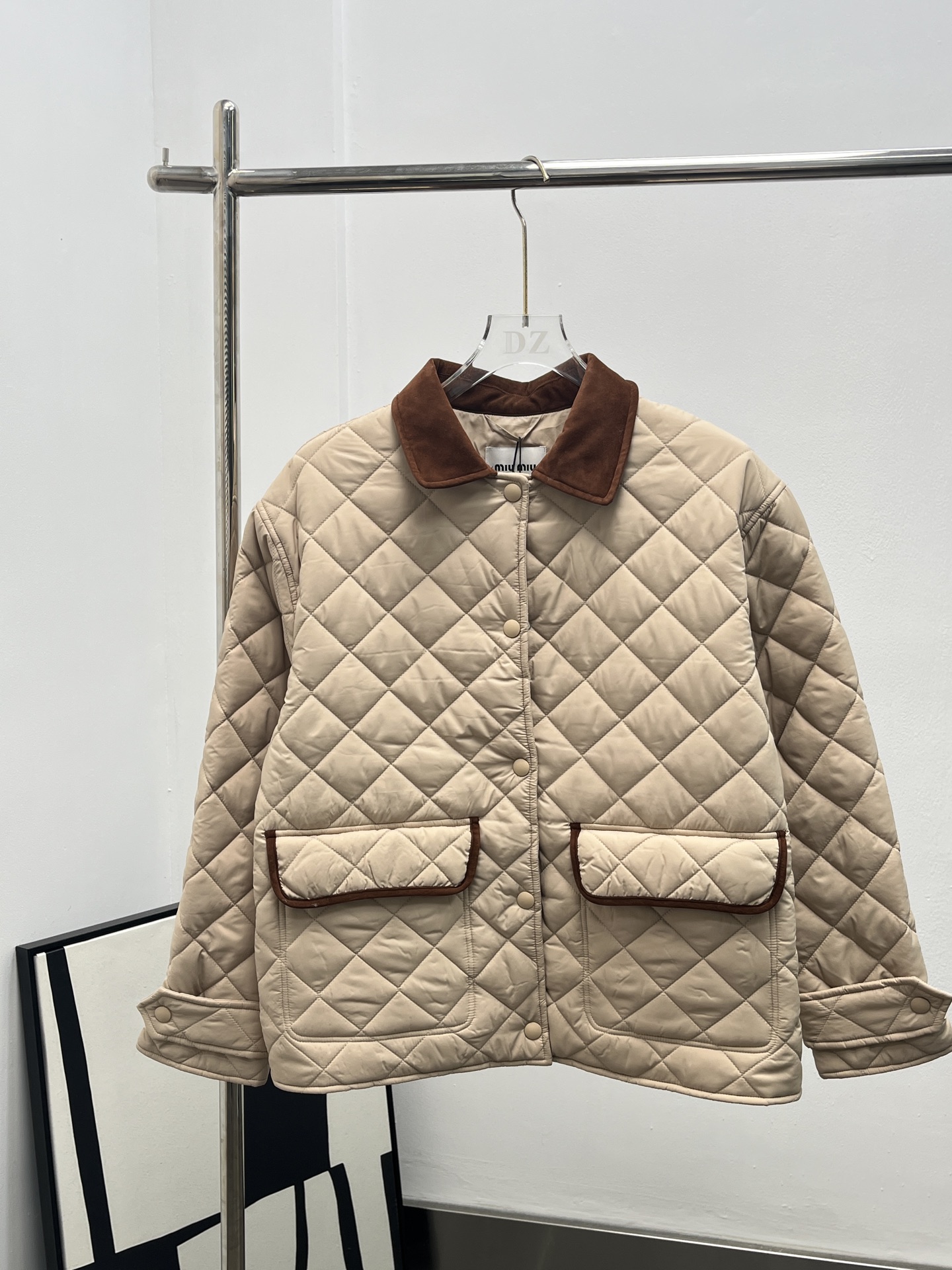 NO:464822,Miumi* 25 new apricot diamond-shaped cotton coat coat, high-end production!  The official website is on sale, the same style!  Front middle bag mouth heavy industry cut with neat Napa sheep leather lapel and back brand logo embroidery!  Whether it is material, detail restoration degree and process production, the thickness is consistent with YB!  Every hardware and auxiliary materials are completely comparable to YB!  sml, miumiu, jackets & coats, sheepskin, alexander wang19860909Miumi* 25新款杏色菱格纹棉衣外套 高版出品！官网在售,同款！前中袋口重工对格裁剪,搭配利落Napa 羊皮革翻领和后背品牌徽标取中刺绣！不管是材质还是细节还原度以及工艺制作方面厚度和yb一致！每个五金和辅料都是完全媲美yb！sml,,miumiu,jackets & coats,sheepskin,alexander wang,Women's clothing