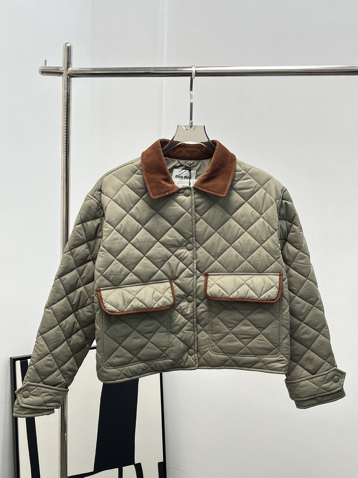 NO:464815,MIUMI* 25 autumn and winter new style lapel diamond cotton jacket front mid bag mouth heavy industry lattice cut paired with neat Napa sheepskin lapel and back brand logo embroidery SML, miumiu, jackets & coats, sheepskin, alexander wang19860909MIUMI* 25秋冬新款 翻领菱格棉服外套 前中袋口重工对格裁剪 搭配利落Napa羊皮革翻领和后背品牌徽标取中刺绣 SML,,miumiu,jackets & coats,sheepskin,alexander wang,Women's clothing