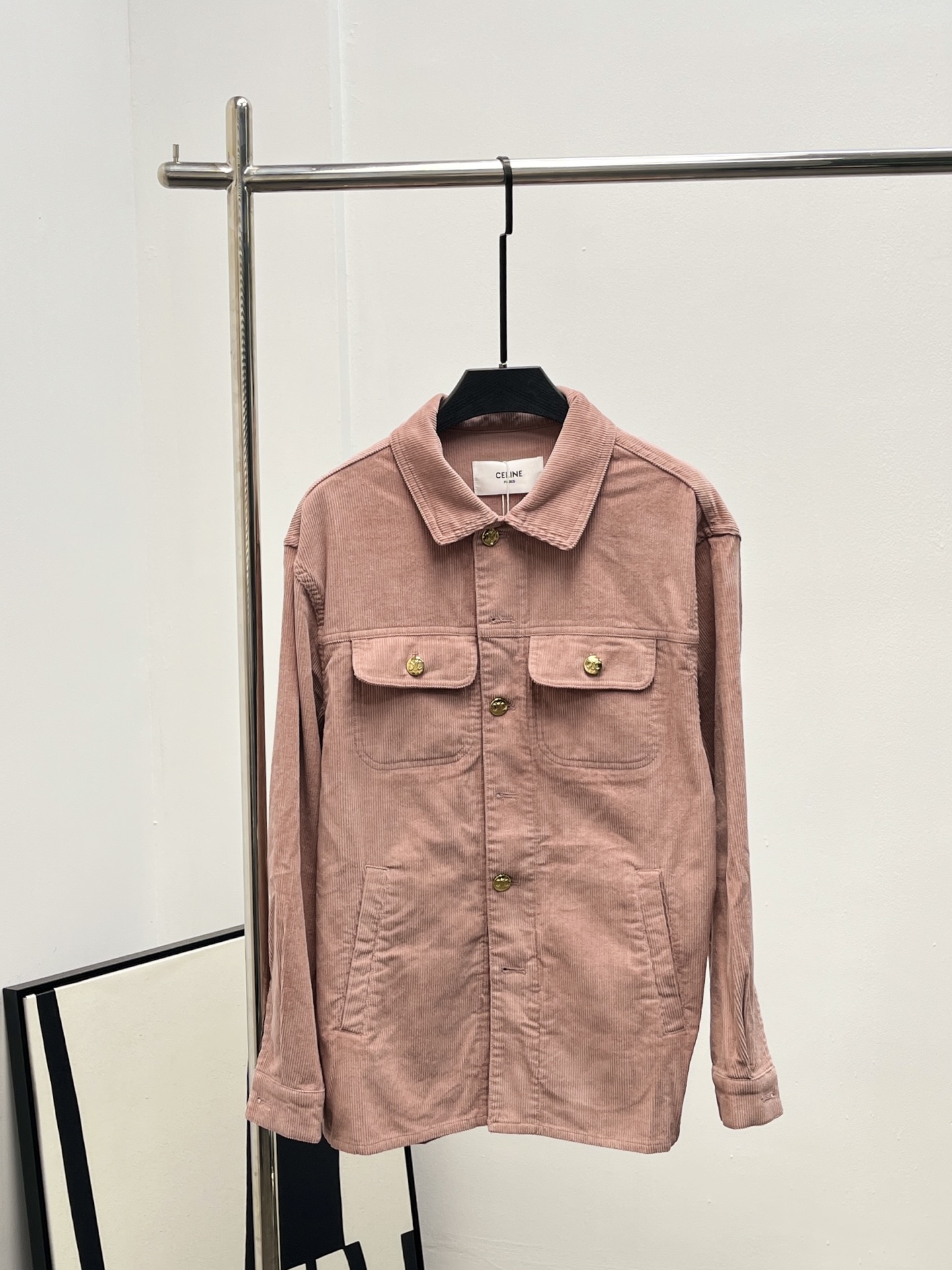 NO:464800,Celin* 25 autumn and winter new style, lapel silhouette gold button shirt jacket, sweet girl outfit texture, delicate, clear texture, retro sweet rubber pink lapel silhouette shirt style, can be used as jacket outfit, with symmetrical flip pocket shape on the chest, printed Arc de Triomphe, logo placket button, more relaxed and simple texture SML, celine, jackets & coats, alexander wang19860909Celin* 25秋冬新款 翻领廓形金扣衬衣外套 甜妹穿搭质感 细腻 纹理清晰 复古甜美橡皮粉色 翻领廓形衬衣版型 可作外套穿搭使用 配合胸前对称翻盖口袋造型 印刻凯旋门 徽标襟扣 质感更为松弛简约 SML,,celine,jackets & coats,alexander wang,Women's clothing