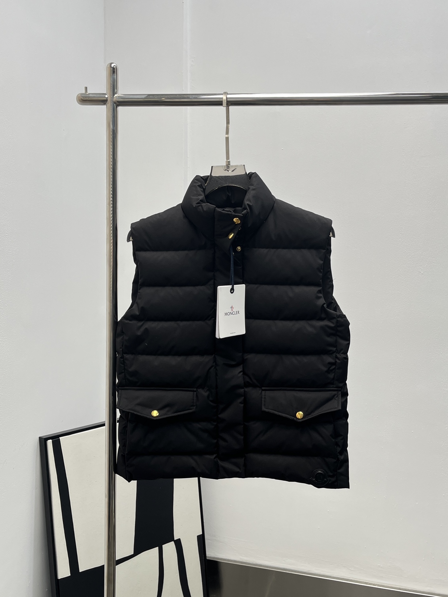 NO:464788,With dust bag Moncler 2025 new autumn and winter style, lapel down vest, customized windproof and waterproof nylon material, white goose velvet filled inner lining, light and warm, warm and bloated, stronger outfit, first choice for layering in autumn and winter, national standard 90 velvet, white goose velvet filling, high version SML, down jacket, alexander wang19860909配防尘袋Moncler 2025秋冬新款 翻领羽绒马甲 定制防风防水尼龙材质 白鹅绒填充内里 整件轻盈保暖立领 暖和不显臃肿穿搭性更强 秋冬叠穿首选 国标90绒 充绒物白鹅绒 高版本 SML,,down jacket,alexander wang,Women's clothing