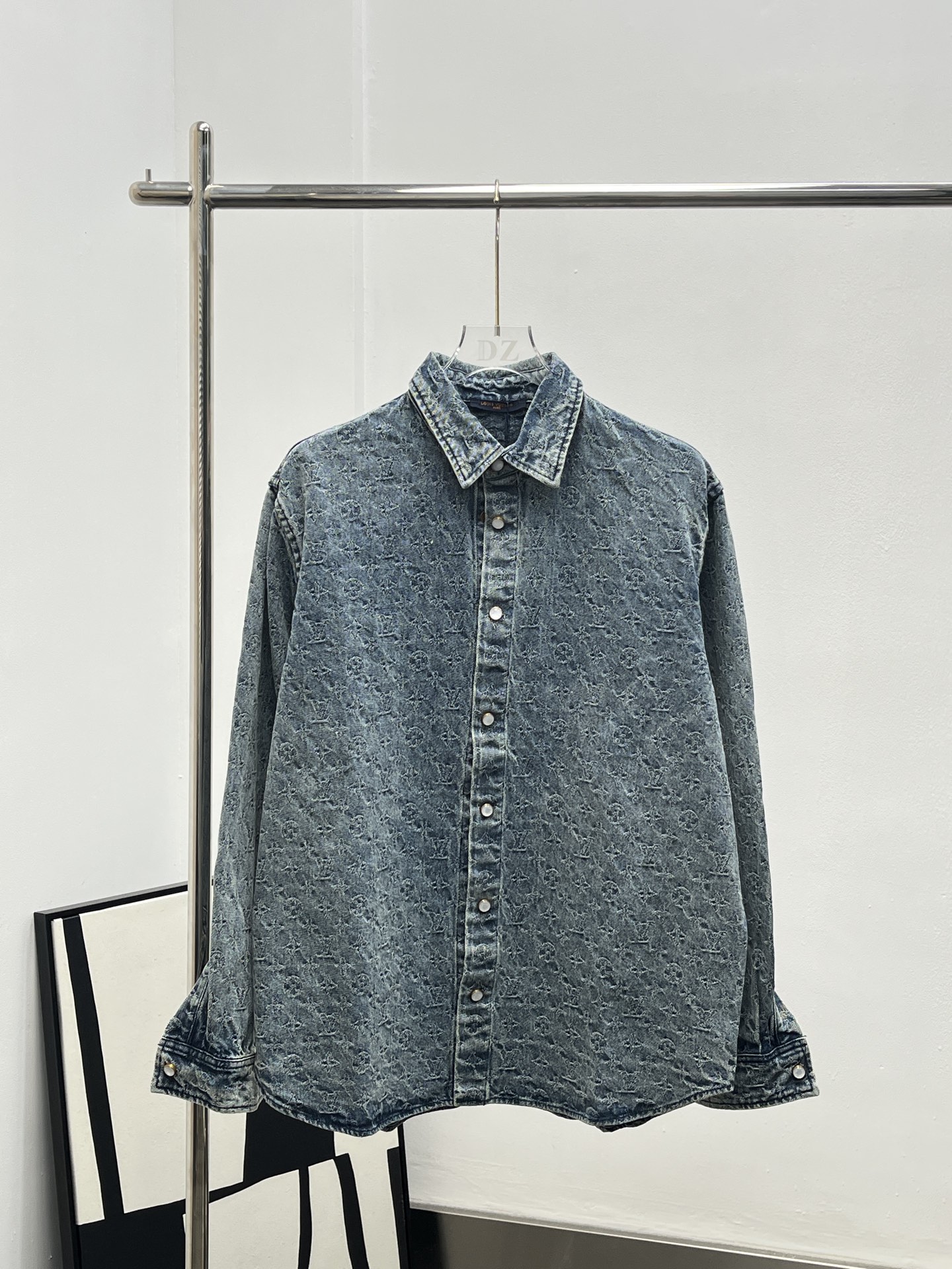 NO:464847,LouisVuit*on 25 autumn and winter new style jacquard monogram denim shirt/coat yb custom denim sewing full print Monogram jacquard pattern higher version male and female style SMLXL,,louis vuitton,jackets & coats,alexander wang19860909LouisVuit*on 25秋冬新款 提花monogram牛仔衬衣/外套 yb定制牛仔布缝制 满印Monogram提花图案 高版本 男女同款 SMLXL,,louis vuitton,jackets & coats,alexander wang,Women's clothing