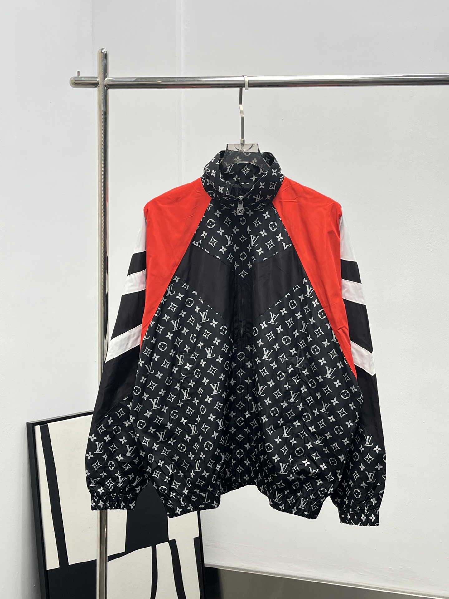 NO:464840,LouisVuit*on 25ss autumn and winter new Nigo co-branded model printed color block jacket loose large version high-end SMLXL,,louis vuitton,jackets & coats,alexander wang19860909LouisVuit*on 25ss秋冬新款 Nigo 联名款 印花图案拼色夹克 宽松大版型 高版本 SMLXL,,louis vuitton,jackets & coats,alexander wang,Women's clothing