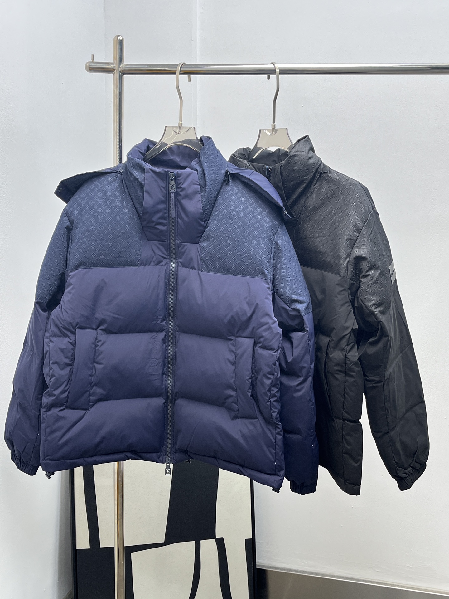 P555 Louis vuitto*•2025 Recién llegado La chaqueta de plumón de jacquard con capucha desmontable está hecha de material…