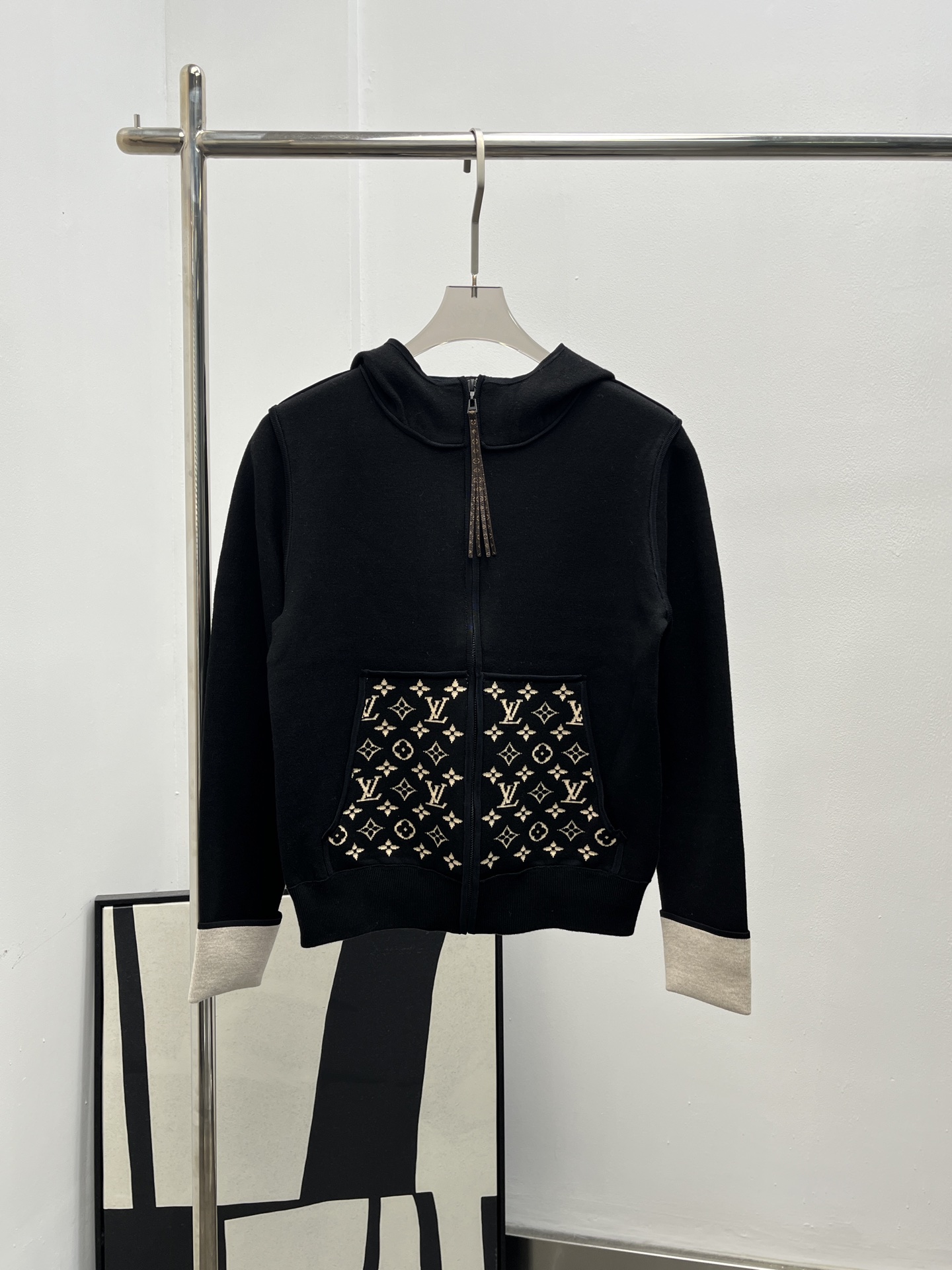 La sudadera con capucha P365 Lv* donkeyjia está confeccionada con un cómodo tejido de mezcla de lana de oveja para un e…
