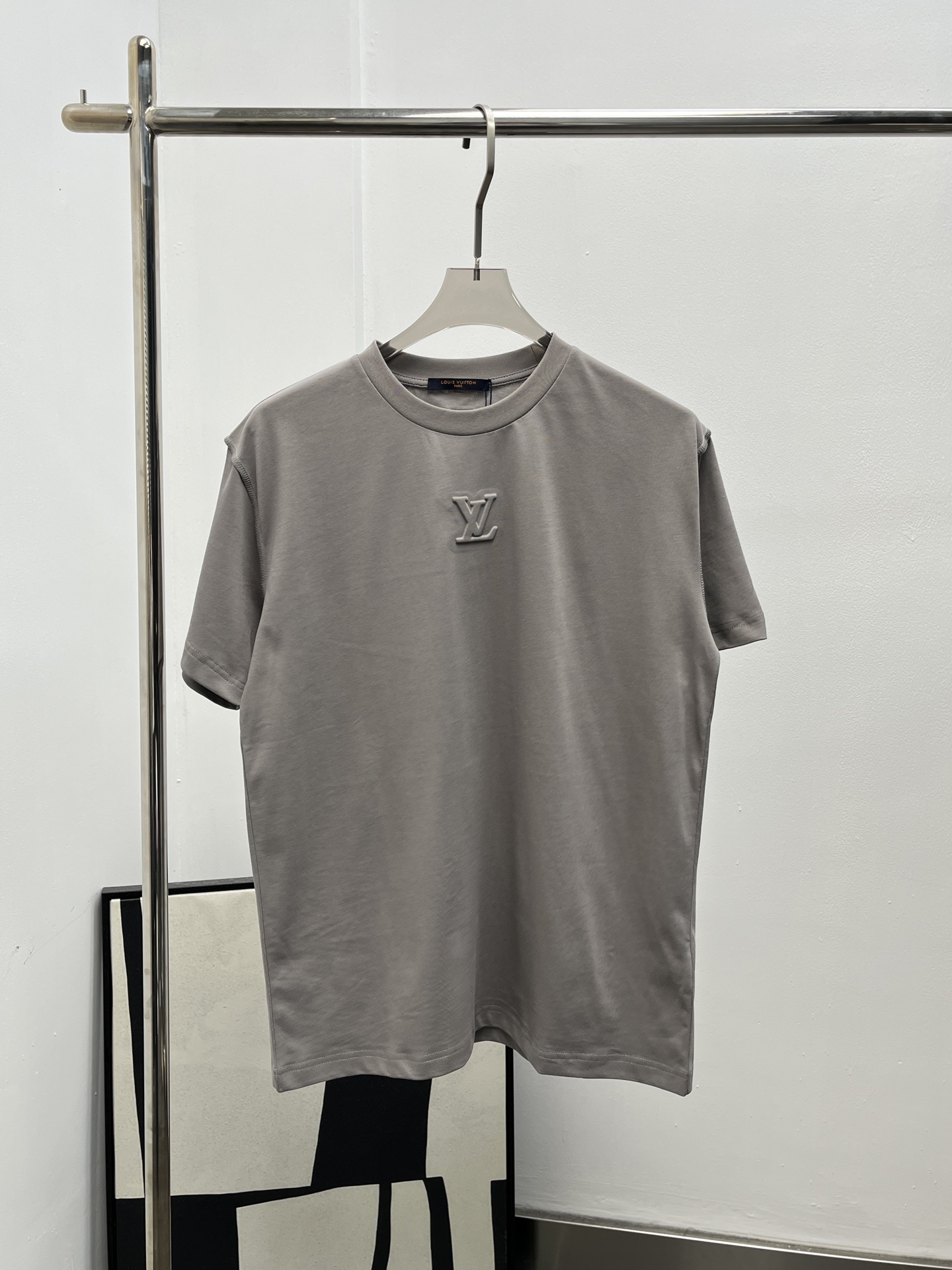 P110 LV* manga corta gris volcánico en relieve Como prenda habitual, esta camiseta clásica está confeccionada con un su…