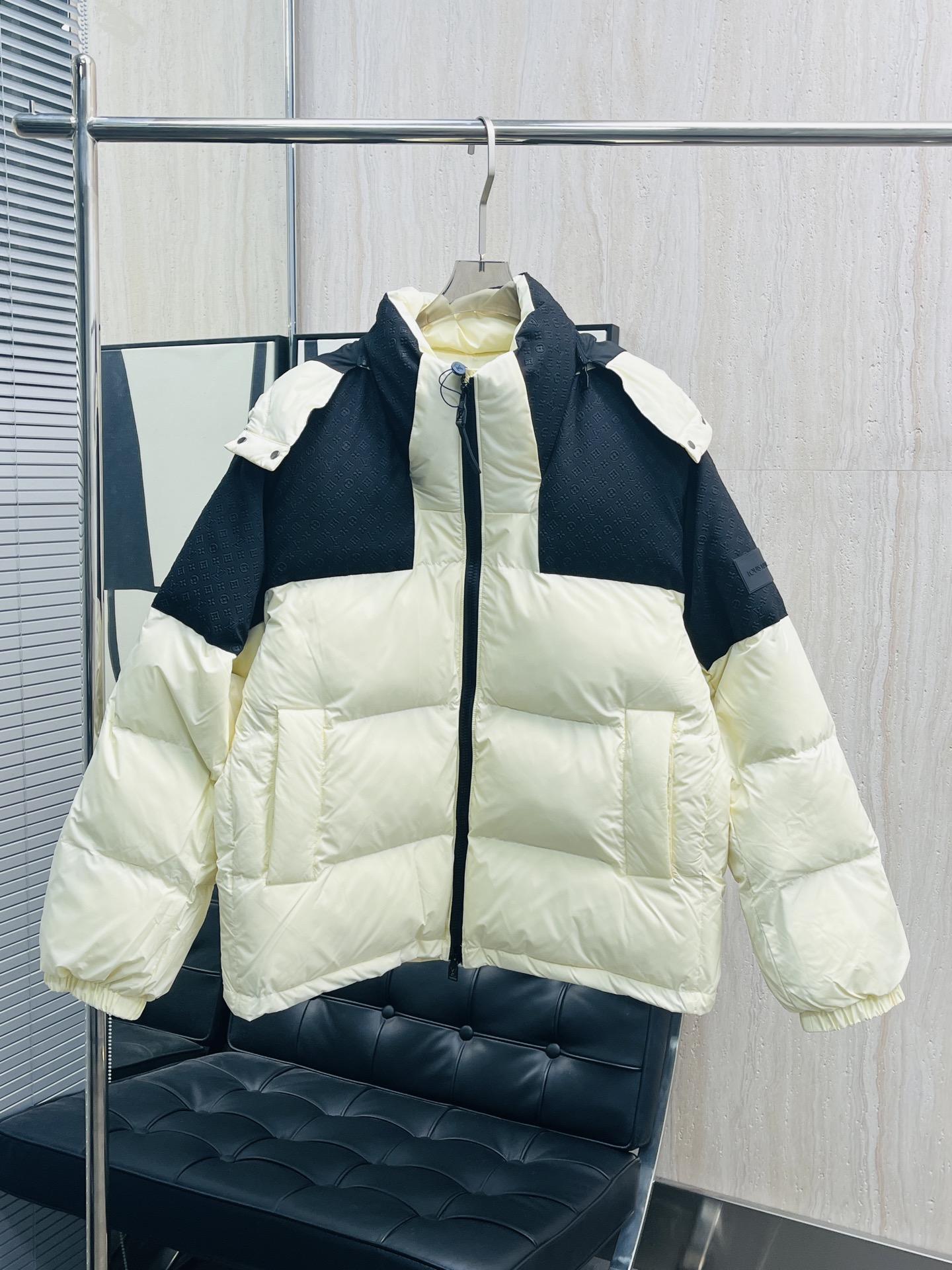 P490 LV* Chaqueta de algodón con cintura estampada en los hombros Esta práctica chaqueta combina calidez y estilo. El c…