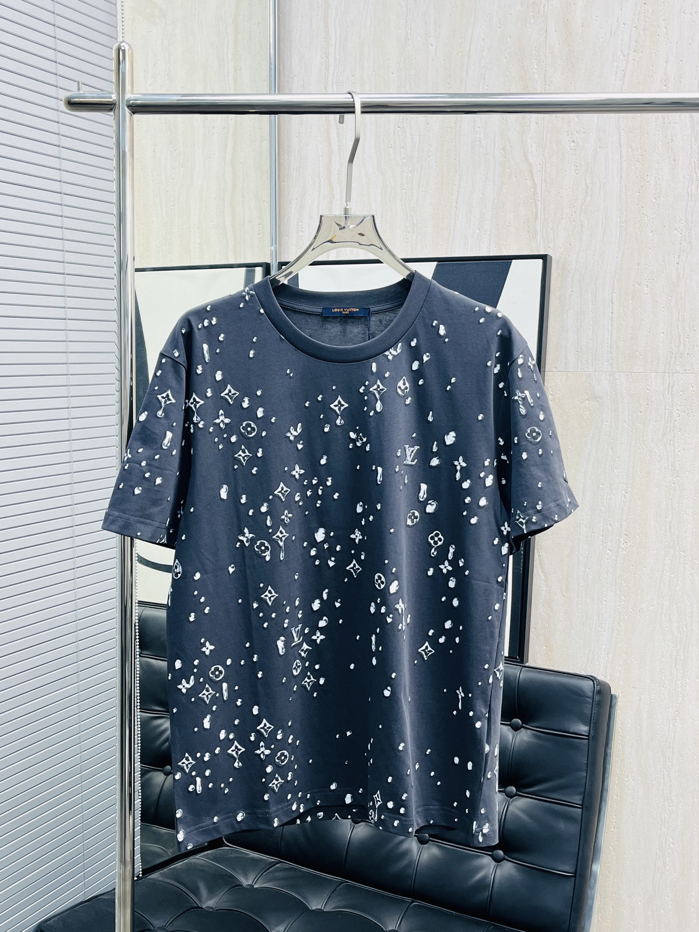 La camisa burro P145 LV* renueva el estampado trampantojo de gotas de agua Monogram de esta temporada. Sobre el fino te…