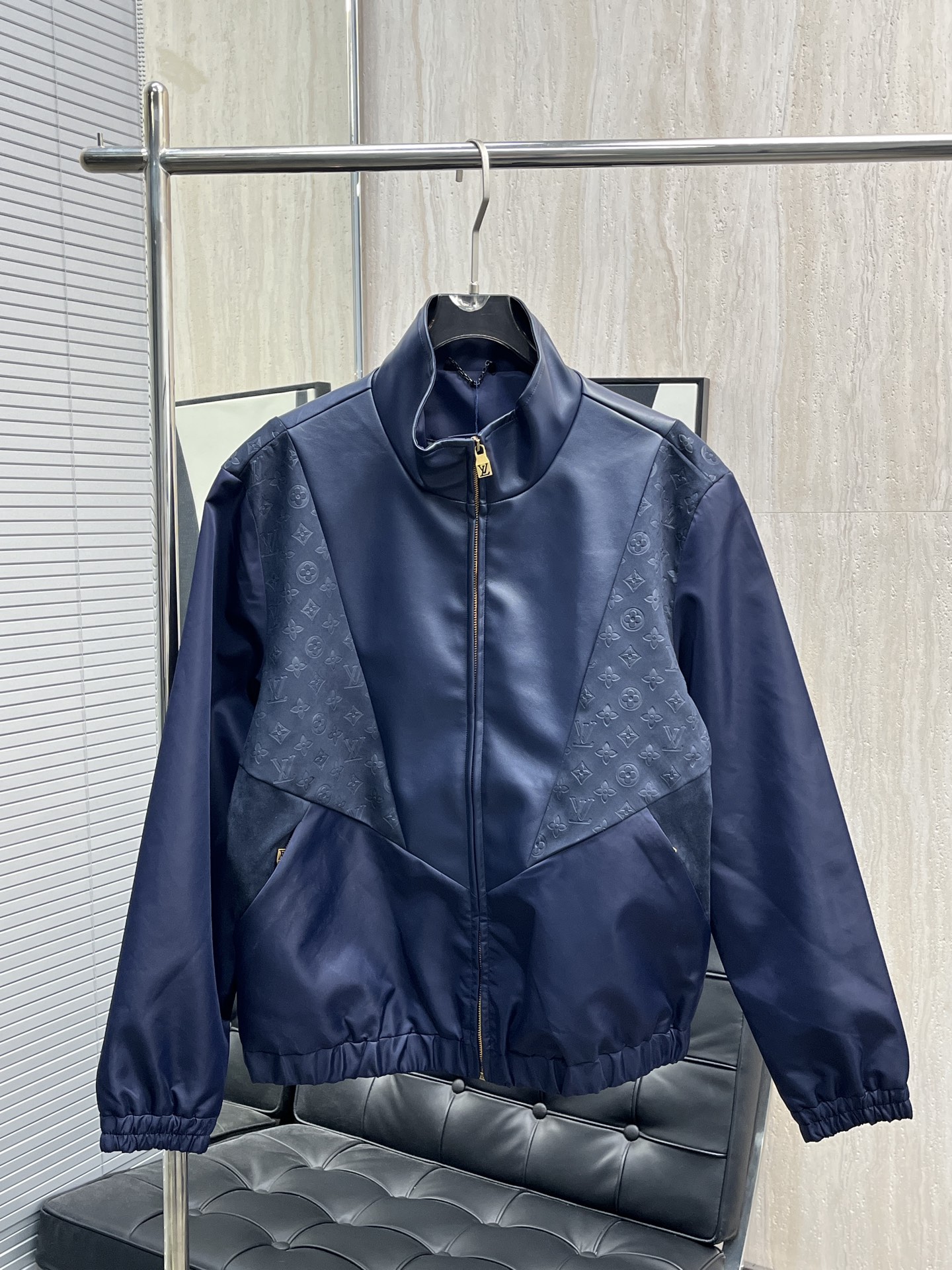 La chaqueta de cuero con retazos P330 1V Louis Presbyopia adopta una innovadora tecnología de empalme de materiales, co…