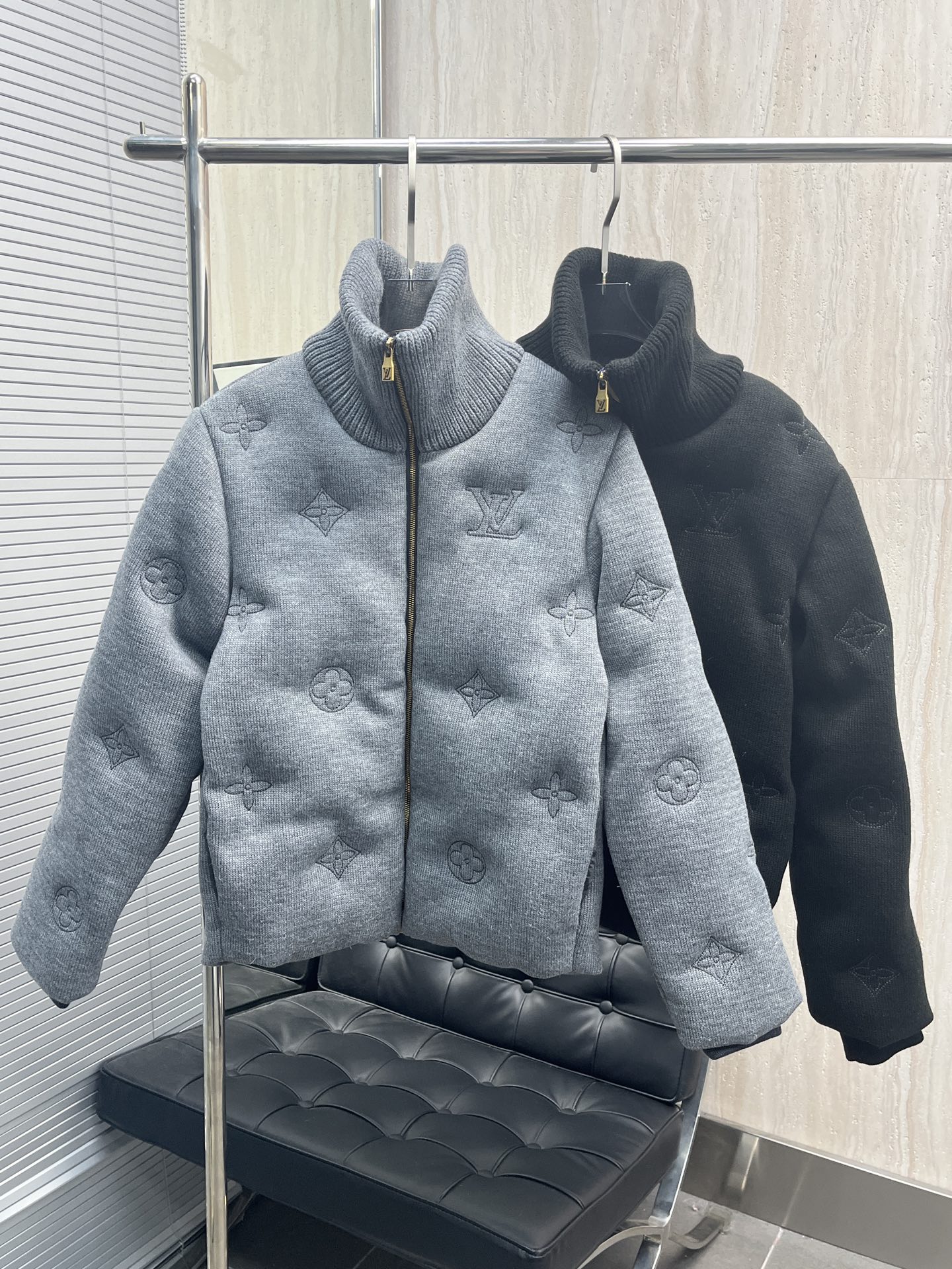 P685 Oferta exclusiva Réplica original 1:1 de chaqueta de plumas de punto acolchada de lana LV Monogra. Confeccionado e…
