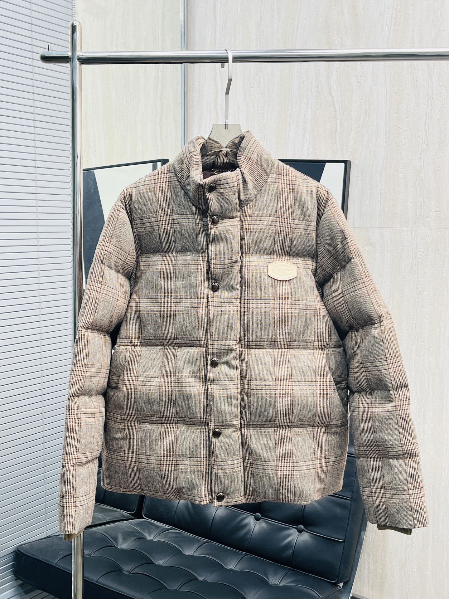 La nueva chaqueta P495 LV*Louis 25 se inspira en la tradición de vestir del caballero británico y reinterpreta la silue…
