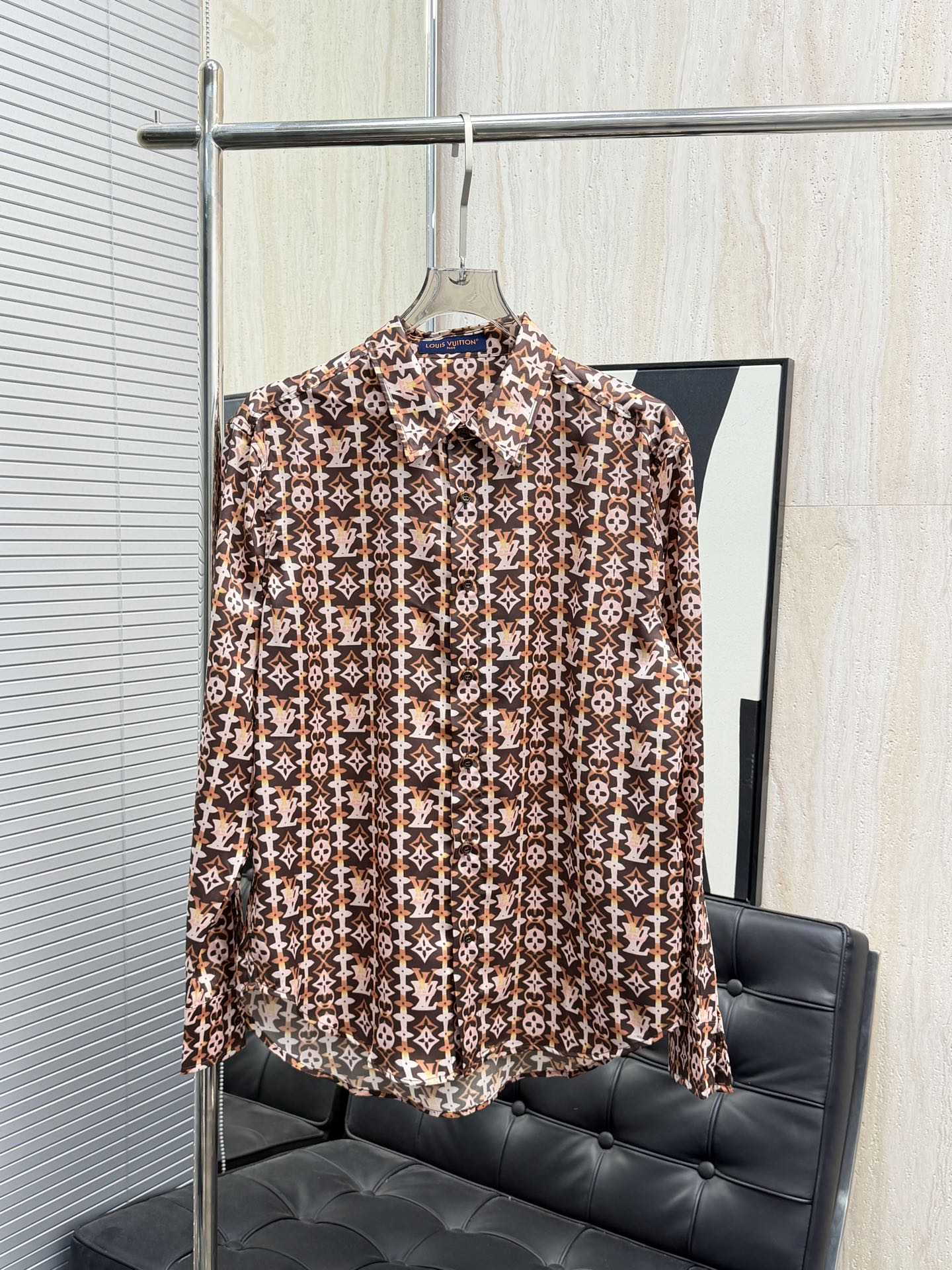 La camisa P215 LV* está confeccionada en seda de morera en los colores clásicos de Louis Vuitton. Decorado con el llama…