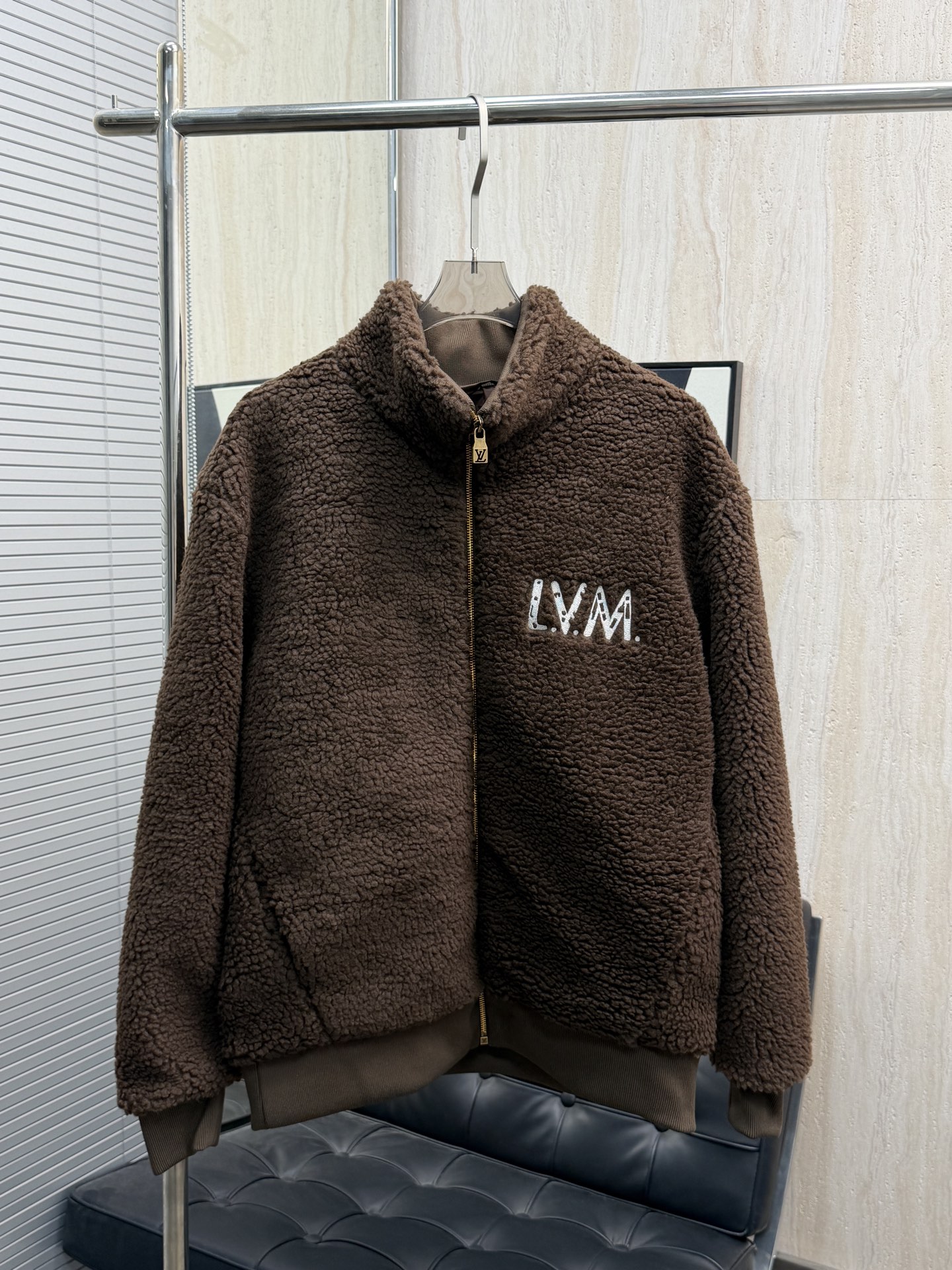 P305 Louis Vuitt * n 25Fw nueva cremallera de peluche marrón café con estampado de letras de otoño e invierno | ¡Versió…