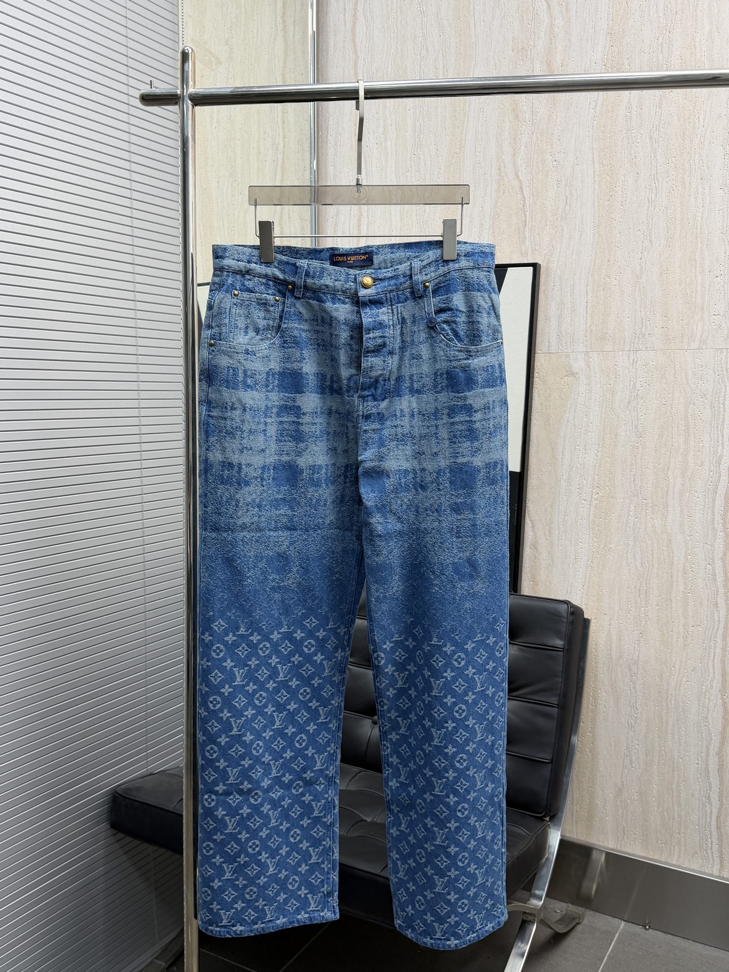 Los nuevos jeans P255 LV *25 destacan por su apariencia fresca y estilo clásico. El jacquard Monogram tonal florece en …