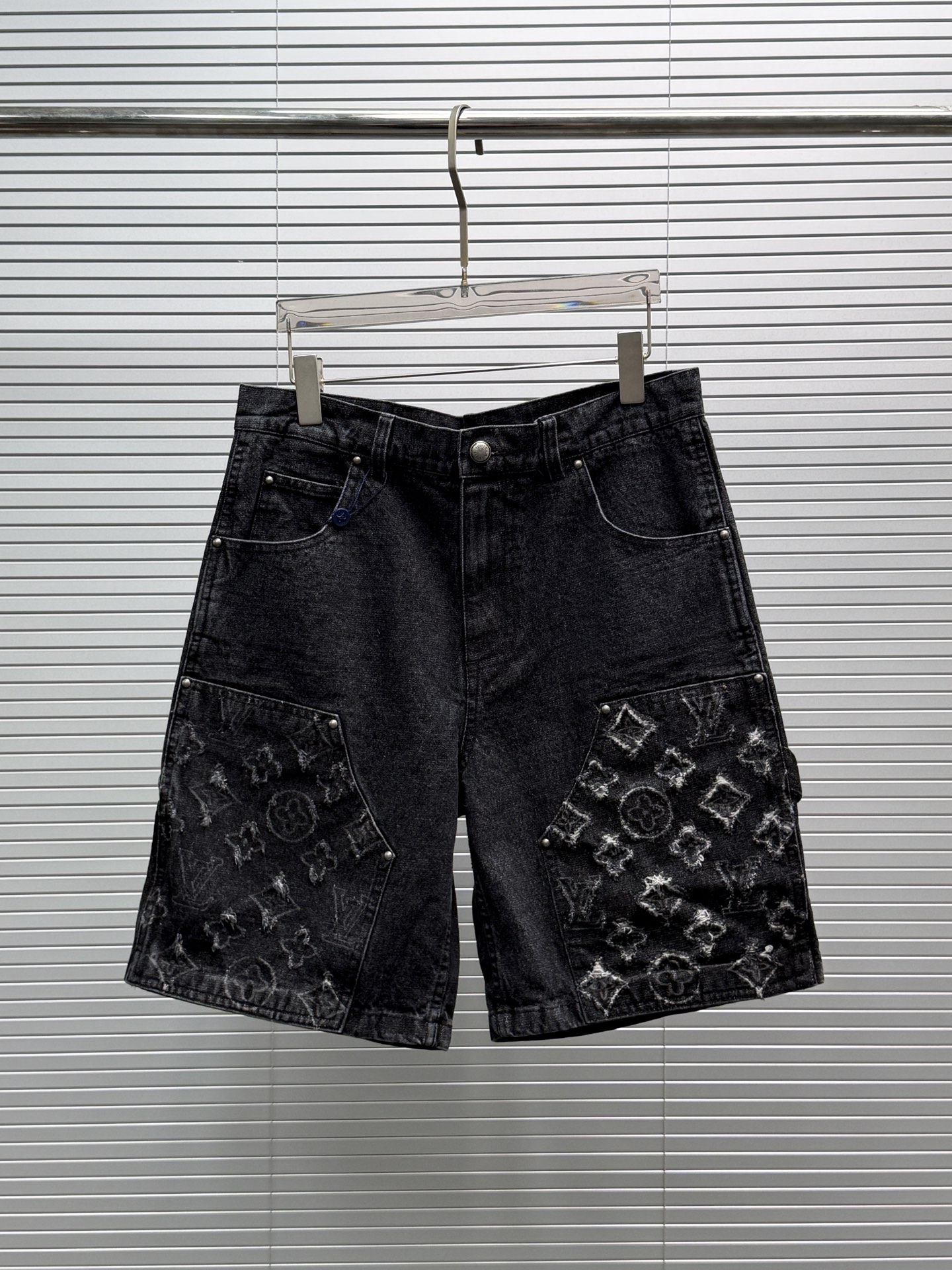 P235 LV *2026SS Monogram 做旧磨破丹宁牛仔工装短裤，采用重磅黑灰色牛仔面料，经过水洗做旧日处理，呈现出复古磨白质感，裤型为高腰直筒工装款，挺括有型。两侧大口袋采用铆钉加固的工装结构，是经典工装裤的标志性设计，提升了…