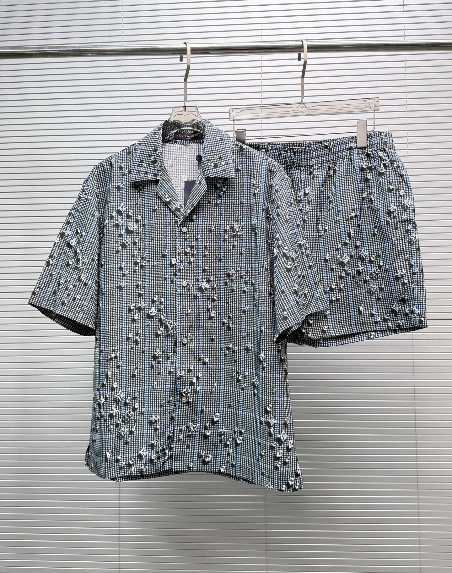 P上衣210 P裤子180 LV*26新款经典T衬衫+短裤焕新呈现本季的错视 Monogram 水滴图案。精细棉质针织面料上，Monogram 标识化作灵动雨滴，胸前的莱茵石 LV 标识熠熠生辉。 Size: S.M.L.XL.
