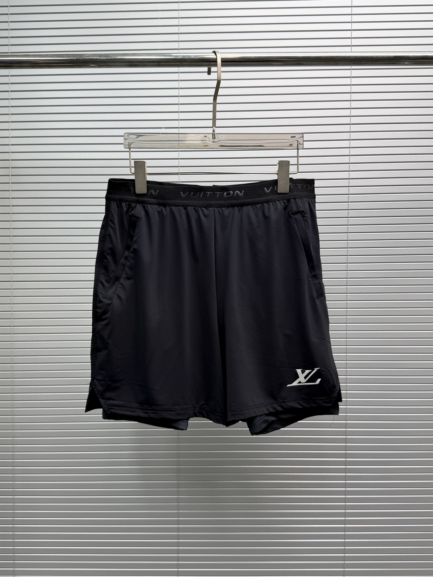 P190 LV* Pantalones cortos deportivos negros ligeros y transpirables. Con tejido elástico de secado rápido, ligeros y c…