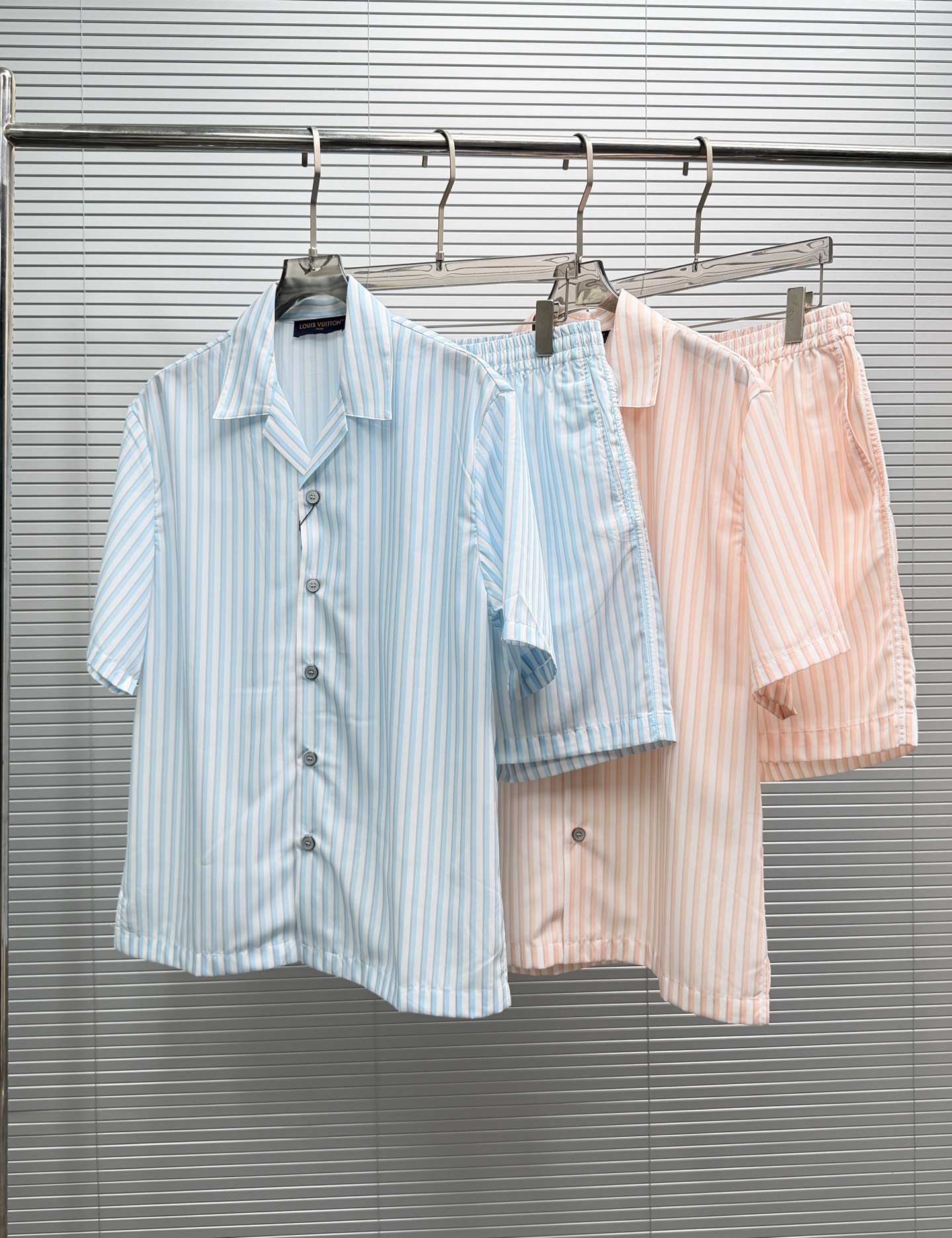 P205 P185 LV* Camisa de manga corta a rayas de Louis Vuitton. Con tejido de seda de morera importado, textura sedosa y …