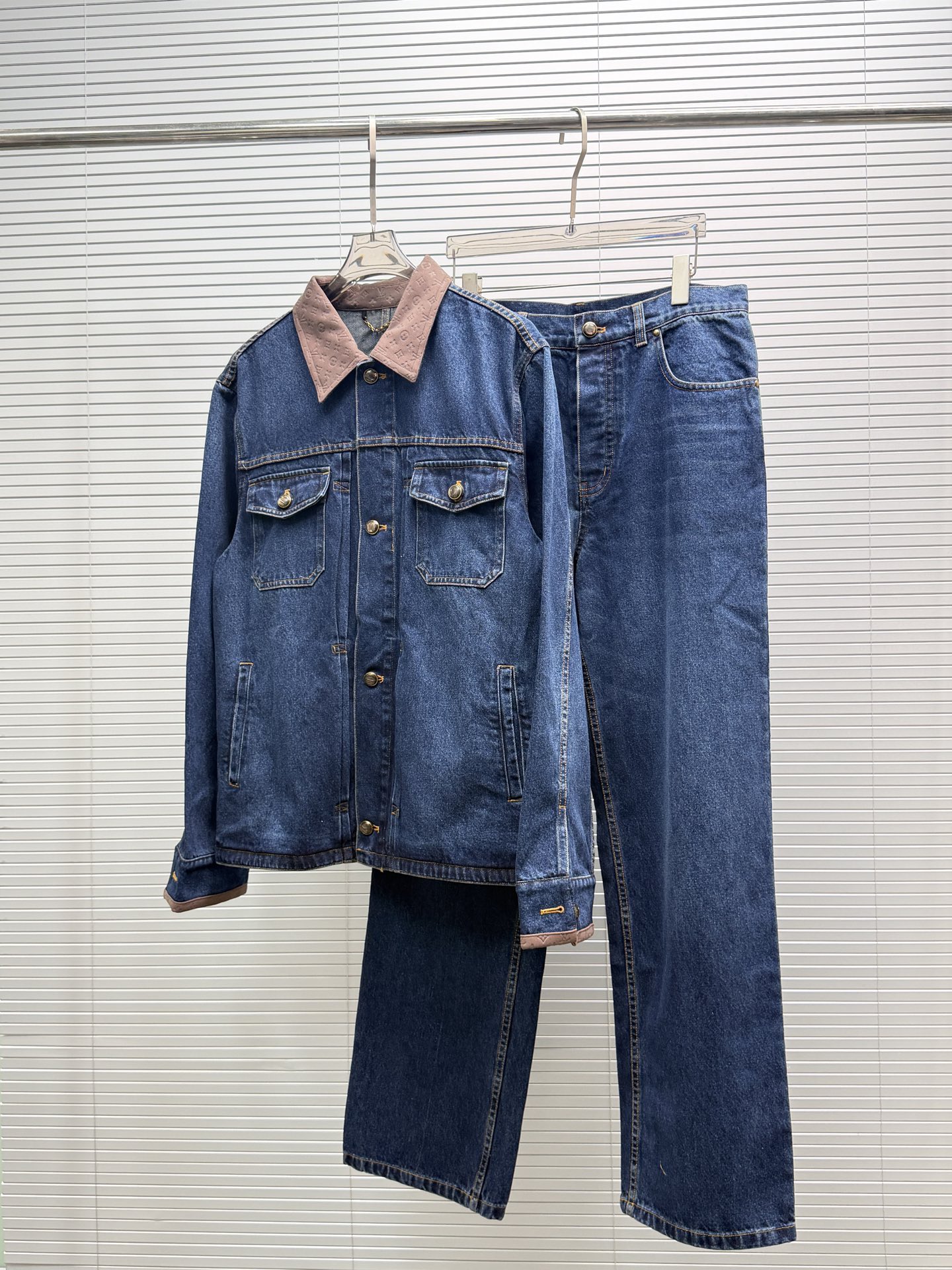 P300 P240 Lv* Chaqueta vaquera + pantalones largos. El cuerpo es de un clásico azul vaquero lavado, el proceso aporta t…