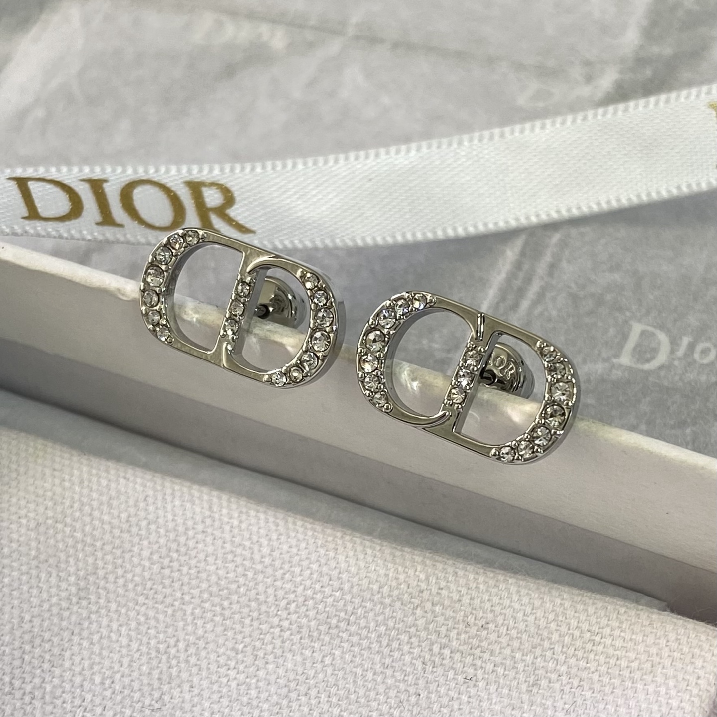 【DE0223】 【Dio！ pendientes de letras con diamantes incrustados】