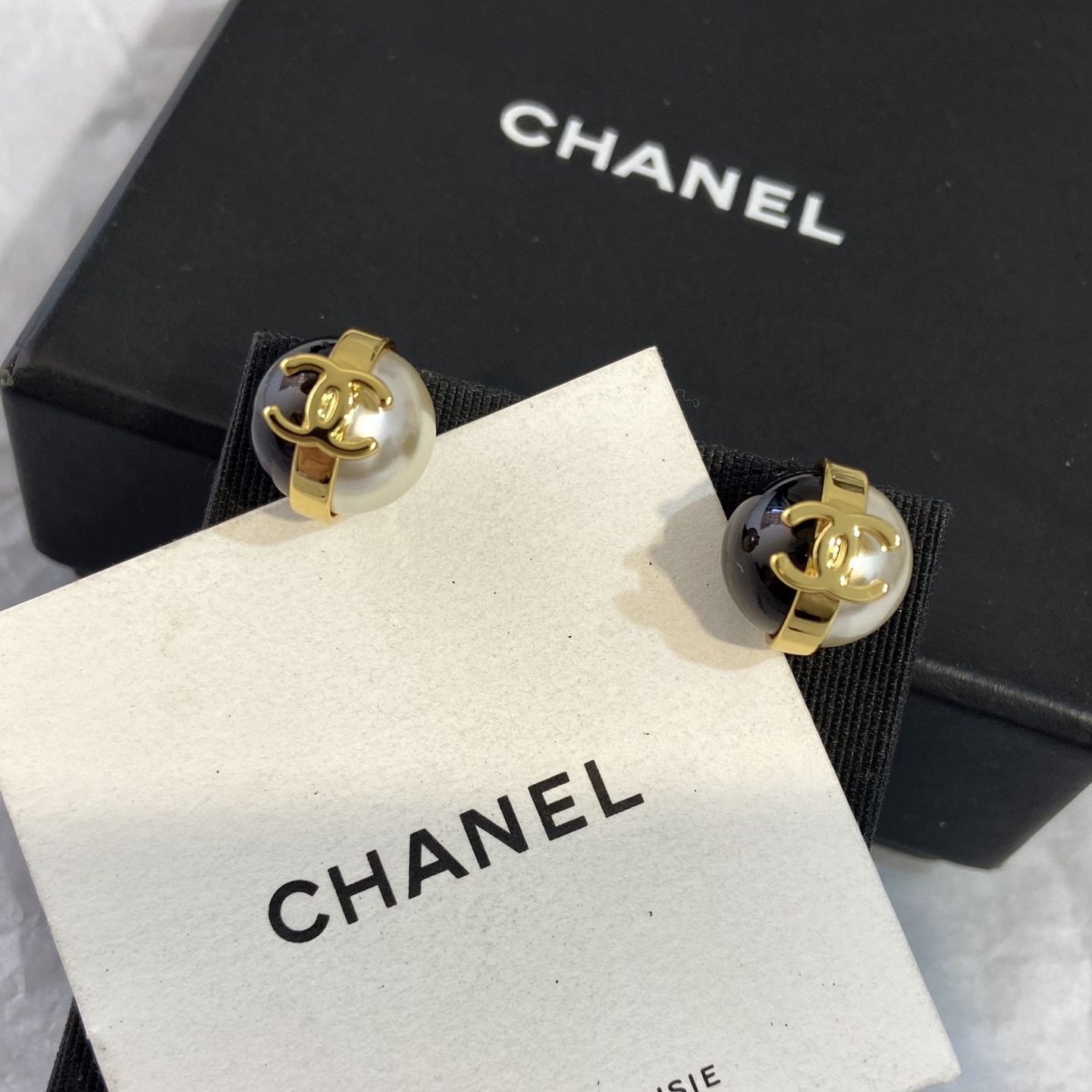 Chanel CC Logo Two-Tone Pearl Stud Earrings earrings Gold-tone metal white faux pearl black resin One Size 1cm diameter studs
