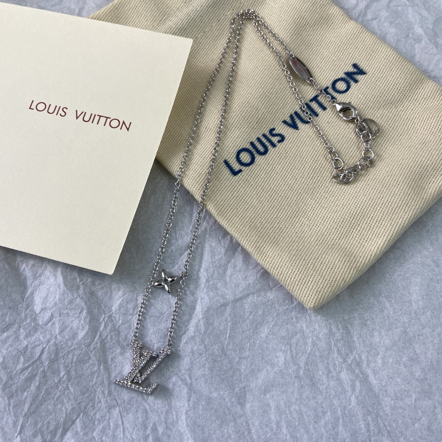 NO:857707,Hot-selling model recommendation: LV full diamond letter clavicle necklace, a simple and classic logo shape!  A must-have item!  The upper body is very delicate, with diamonds on one side and no diamonds on the other, giving it a high-end look!  Very versatile and durable, the more I look at it, the more I like it!  Low-key and luxurious, just like the Vintage model, it is still elegant, an eternal classic, and will never go out of style!  ,,louis vuitton,necklace19860909热销款推荐 LV 满钻字母锁骨项链 一款简单又经典的Logo造型！必入单品！上身非常精致,一边钻一边无钻,自带颜值的高级感！特百搭,特耐看,越看越喜欢的！低调又奢华,就像Vintage款一样,依旧是优雅的,是永恒的经典,永不过时！,,louis vuitton,necklace,Jewelry