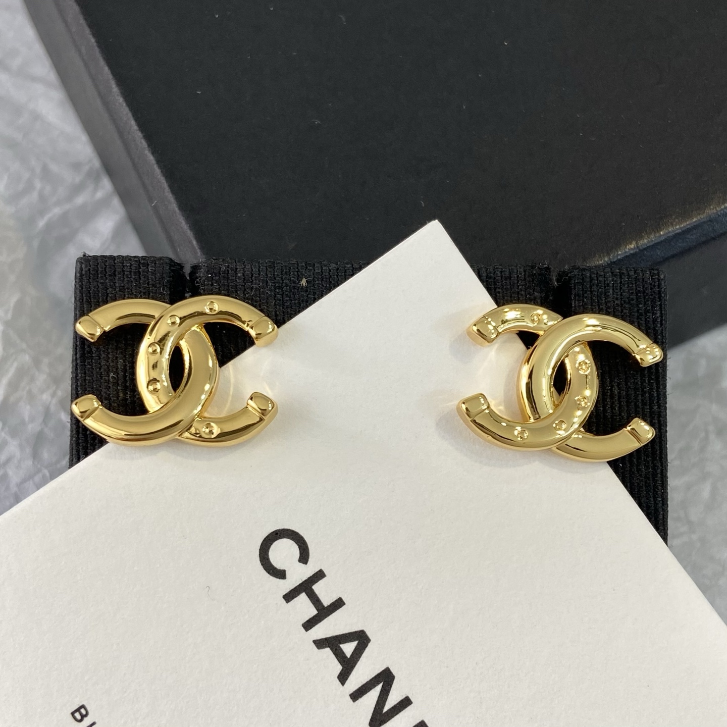 【XE0824】 【Pendientes Chanel@ doble C dorados✨】 Pendientes Chanel@ doble C, metal dorado, clásico logo doble C, eleganci…