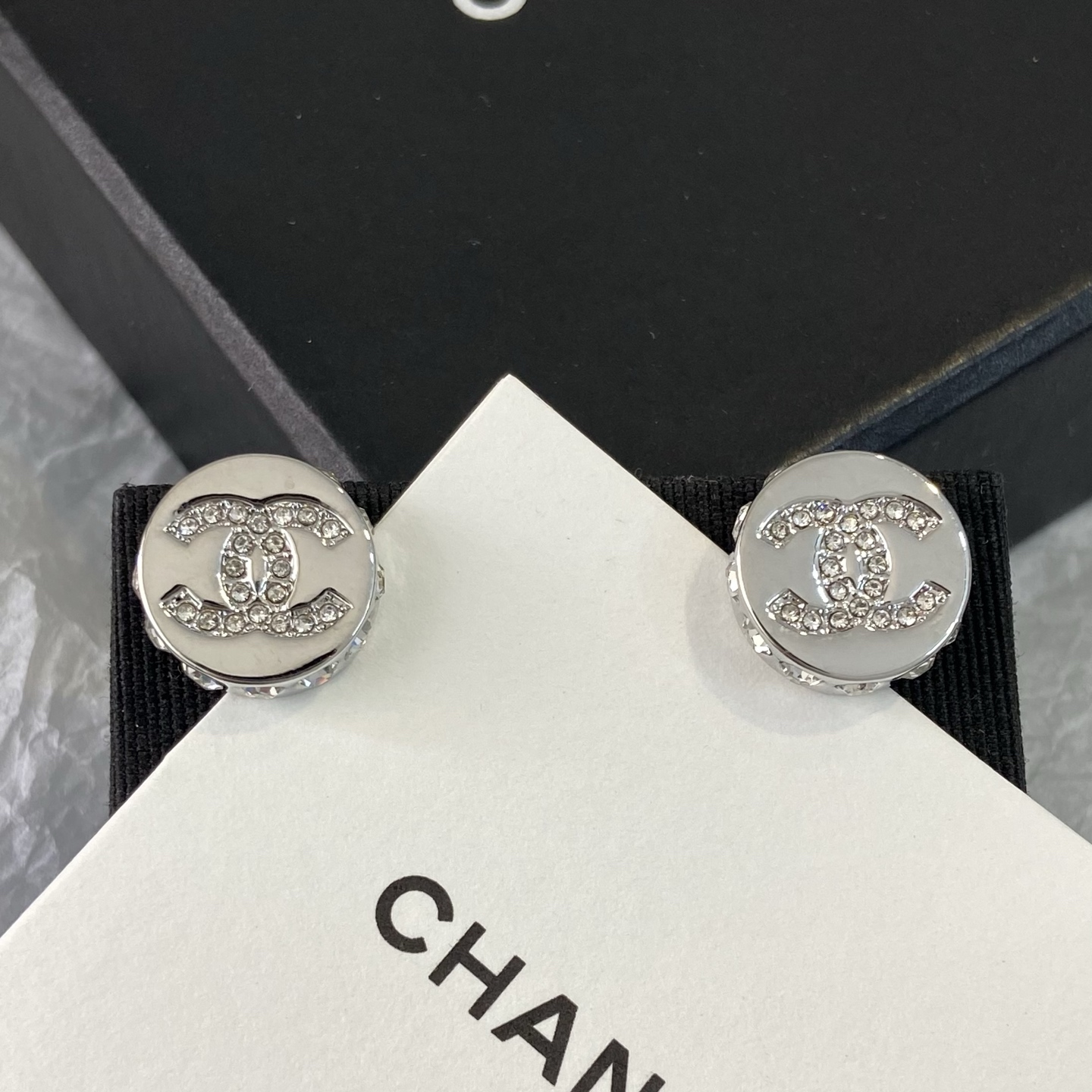 【XE0585】 【Ch@nel Pendientes de Botón Redondo Plateado con Doble C y Diamantes】