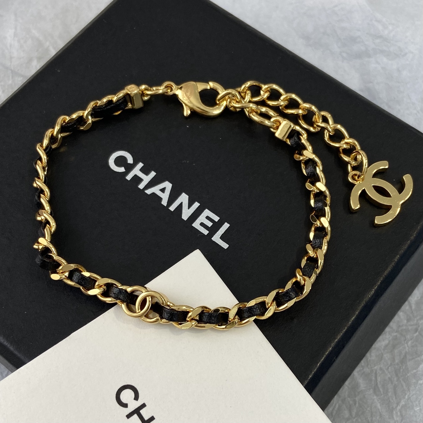【XS0966】 【Perfume Pulsera de Cadena de Cuero con C Pequeña】 ¡Cadena de extensión ajustable! ¡Lo más nuevo de la primave…