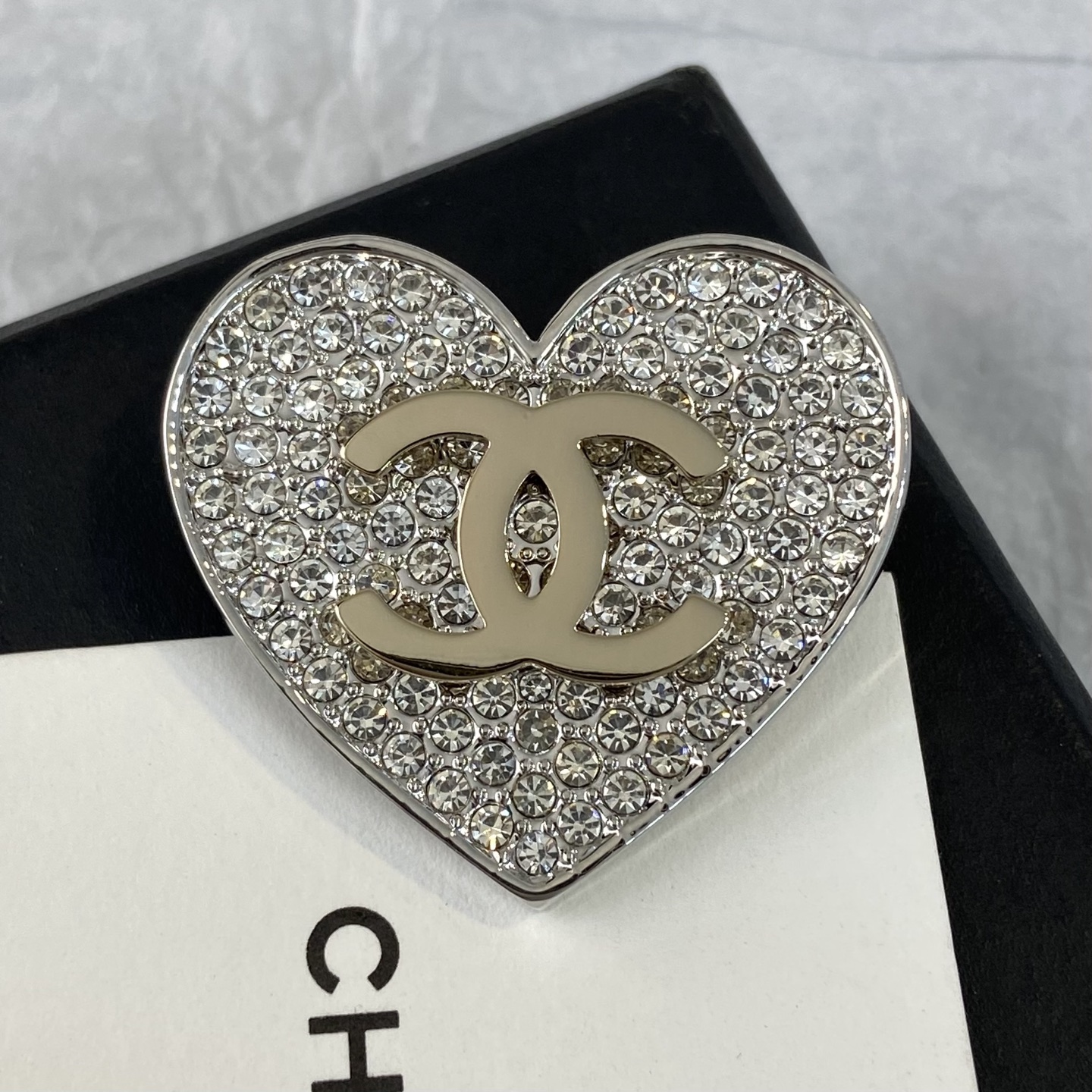 【XZ0386】 【Broche de doble C de corazón con diamantes completos】 ¡El último modelo de primavera/verano 26! Primer lanzam…