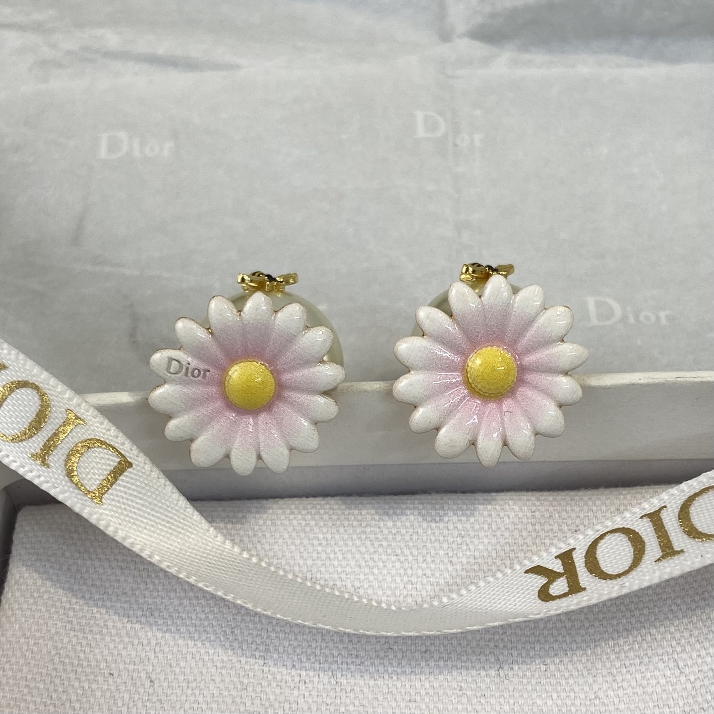 【DE0760】 【D!or pendientes de margarita rosa y abeja】 ¡Nueva serie preciosa❗️ De verdad me encantan estos pendientes de …