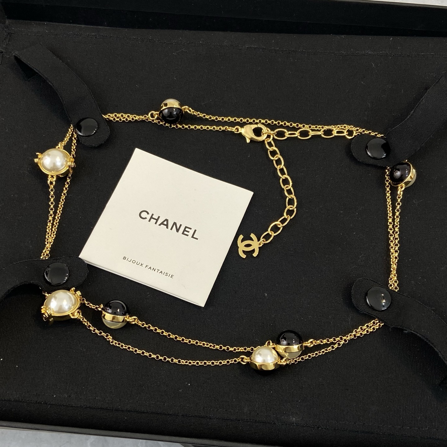 【XM0363】 【Ch@nel collar de perlas con doble C negro y dorado】 ✨Pendientes de perlas doble C de Chanel, metal bañado en …