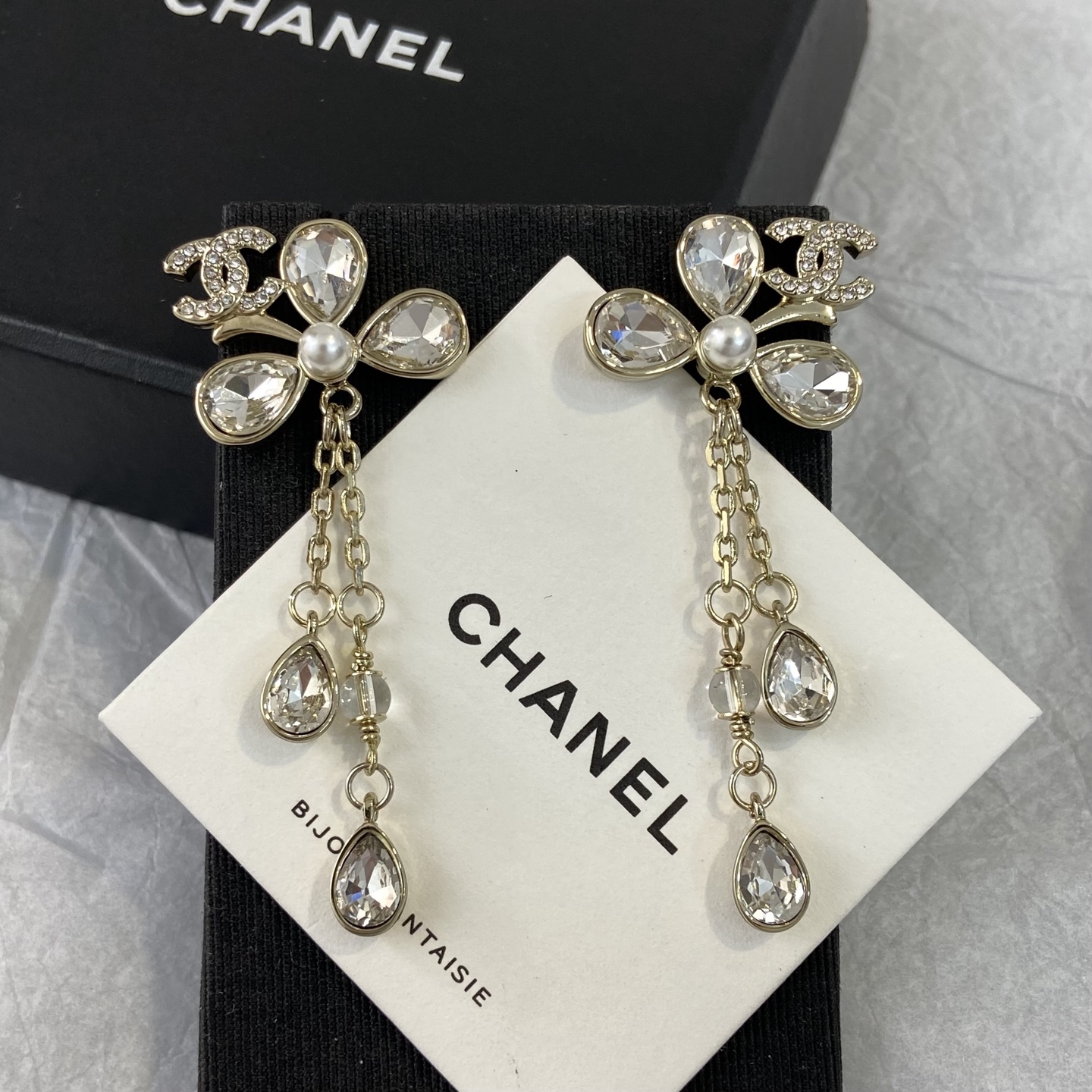 【XE0440】 【Perfume Pendientes de trébol de cuatro hojas con doble C y flecos】 ¡Recomendación importante! Modelo clásico …