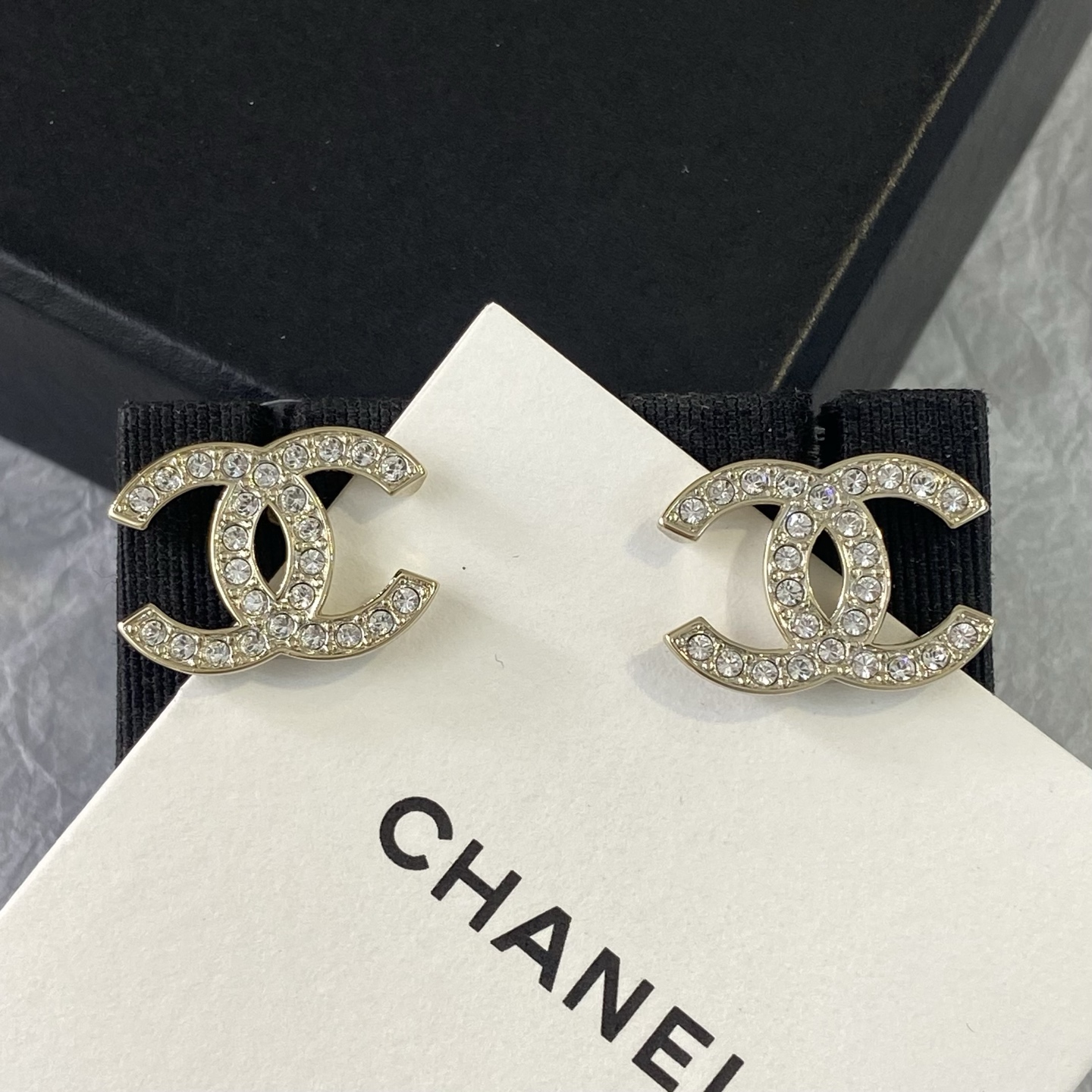 【XE0596】 Dos colores 【CH@NEL 23 Pendientes de doble C】 Hay que decir que estos pendientes clásicos de Chanel realmente …