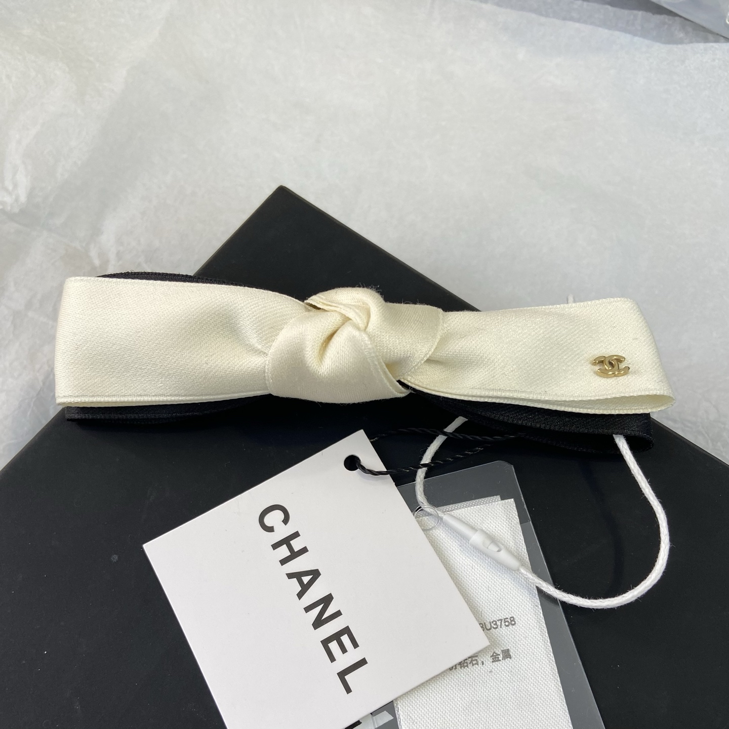【XF0862】 【Chanel Horquilla de dos colores con nudo】 Tejido blanco crema + forro negro, sencillo y elegante. El diseño d…